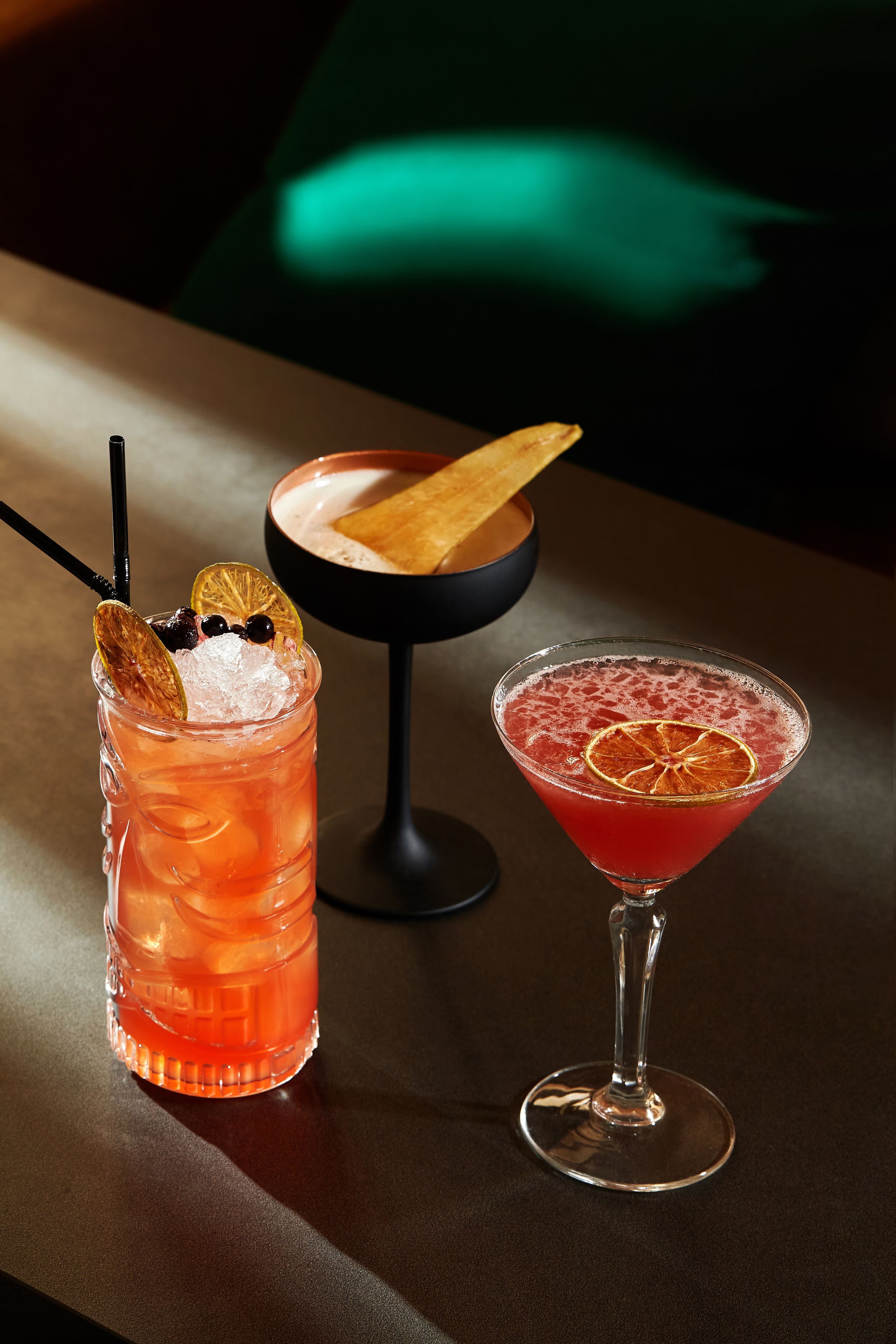Trio de cocktails légers rafraîchissants exquis avec des baies et des agrumes au bar