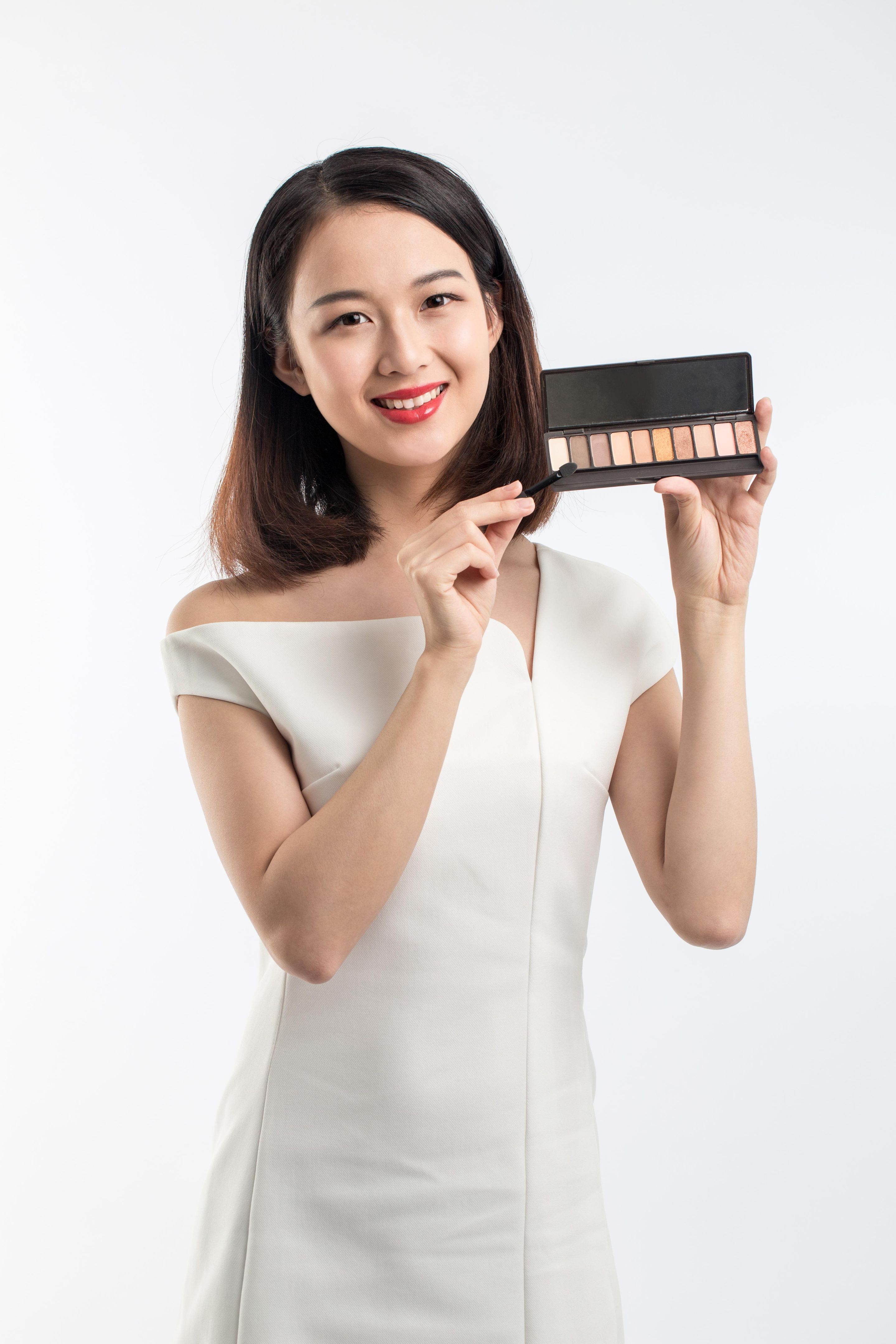 eyeliner application