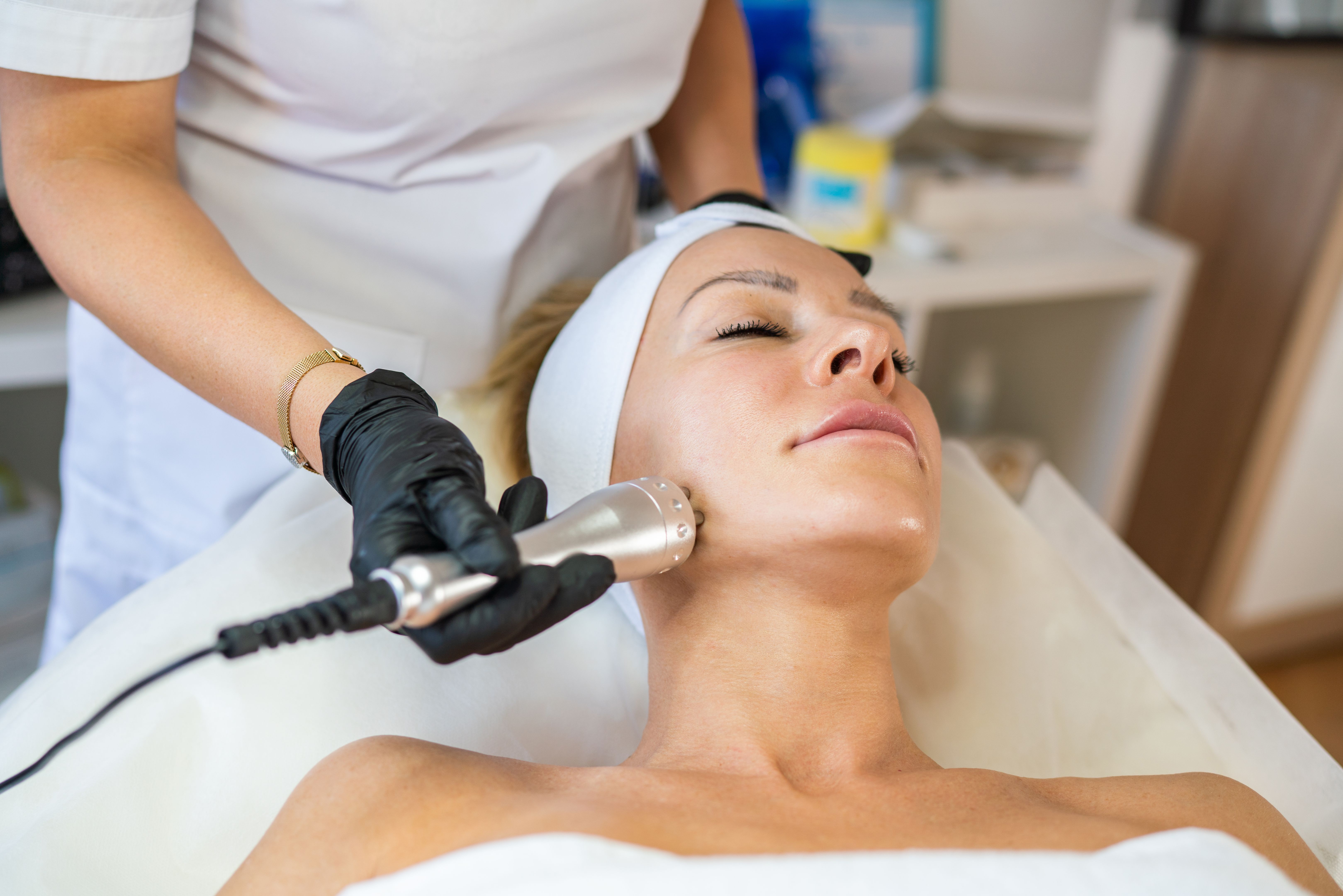 Rf lifting procedure in a beauty salon Rf lifting procedure in a beauty salon