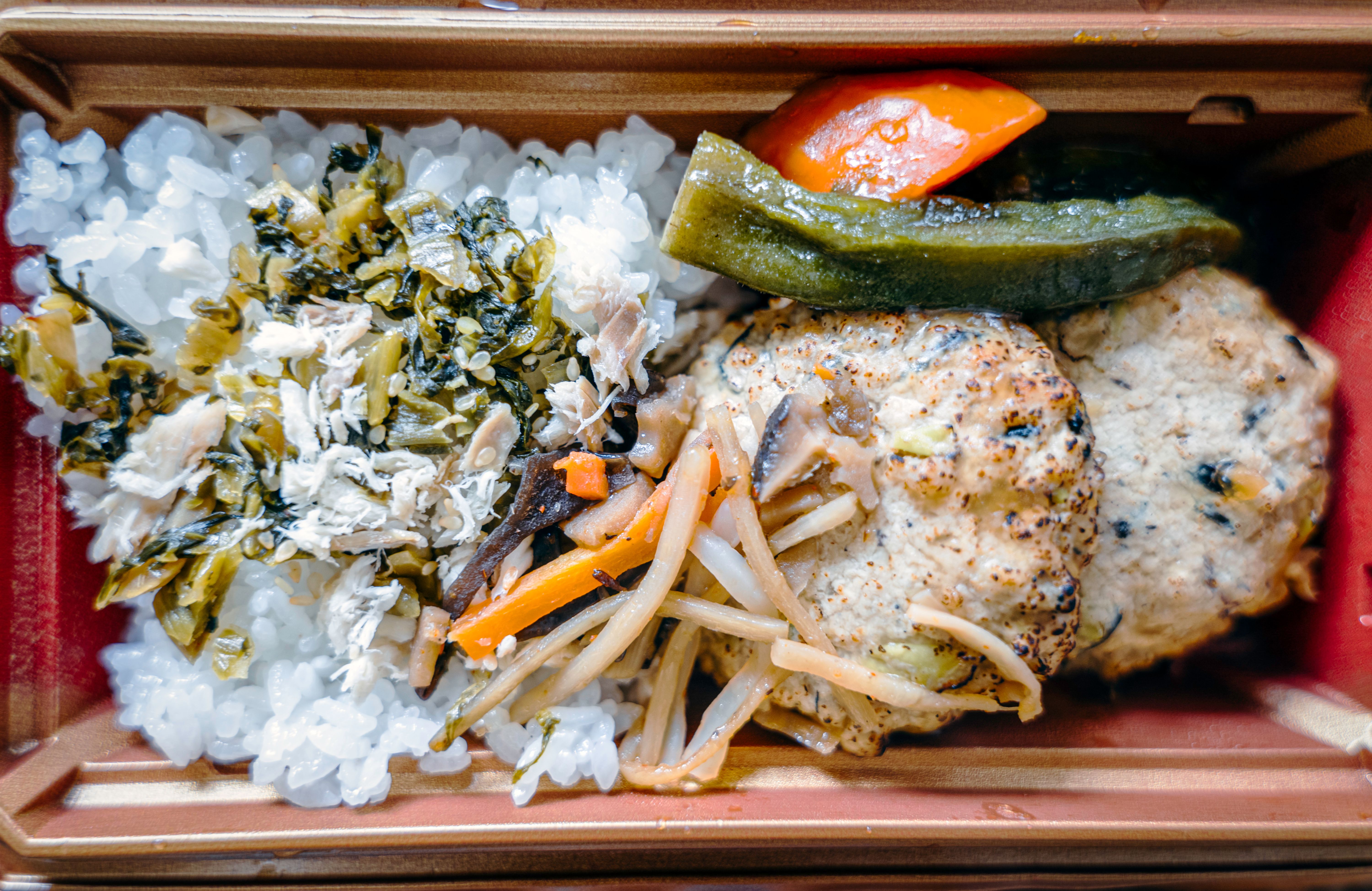 choosing lunch bag