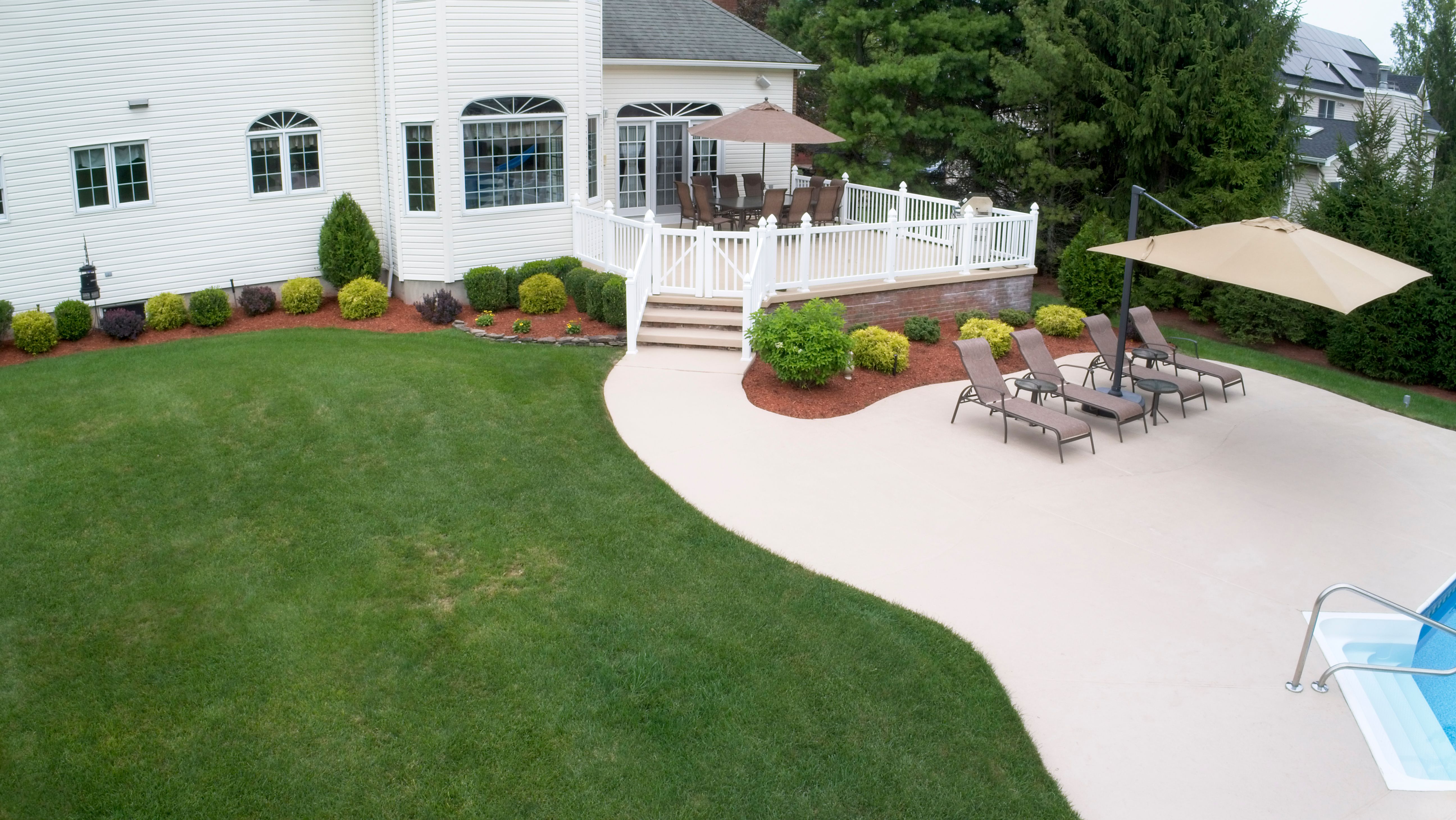Grande maison avec terrasse et patio