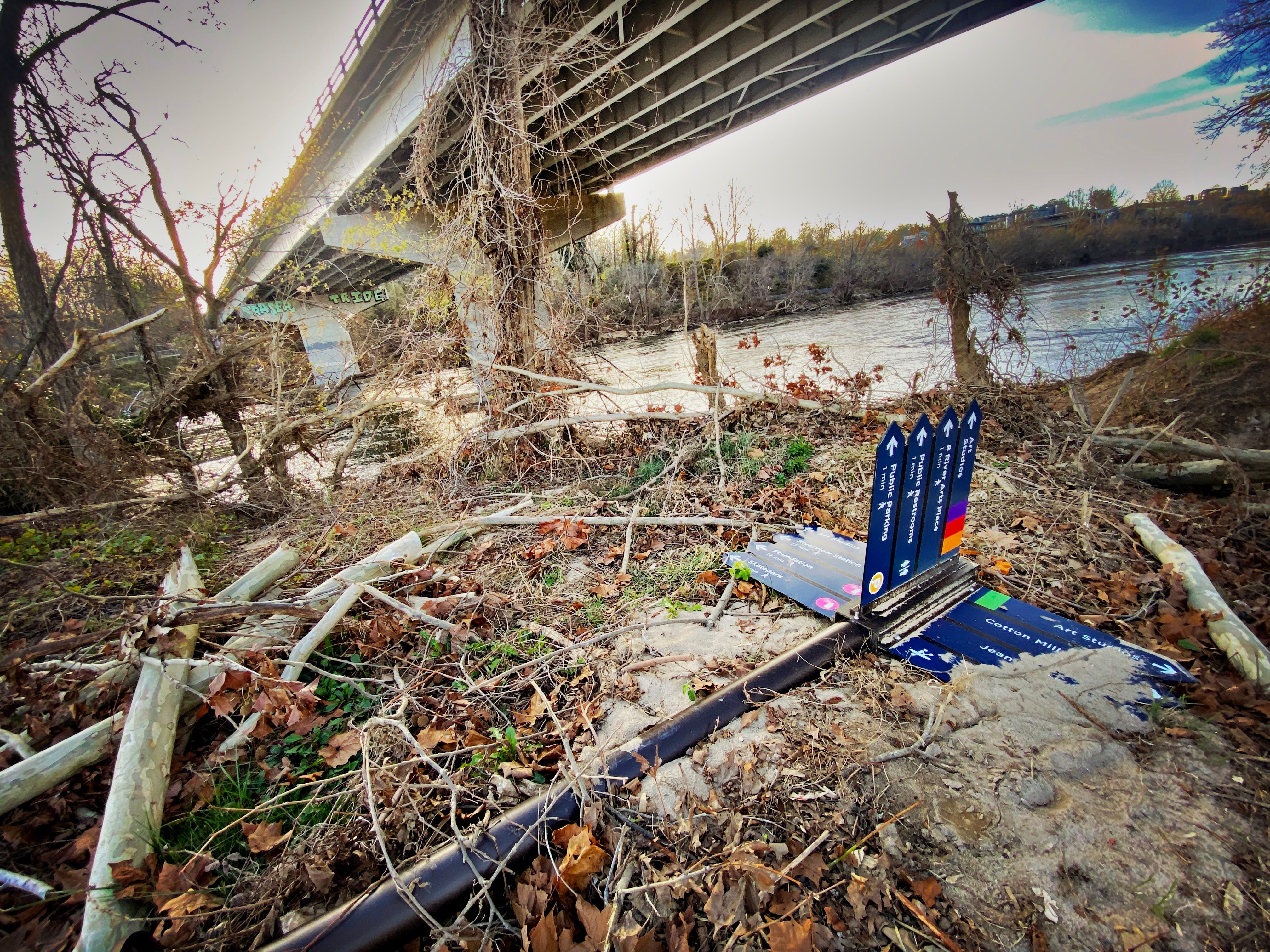 Letrero direccional derribado por el huracán Helene en el Distrito de las Artes del Río en Asheville, Carolina del Norte Letrero direccional derribado por el huracán Helene en el Distrito de las Artes del Río en Asheville, Carolina del Norte