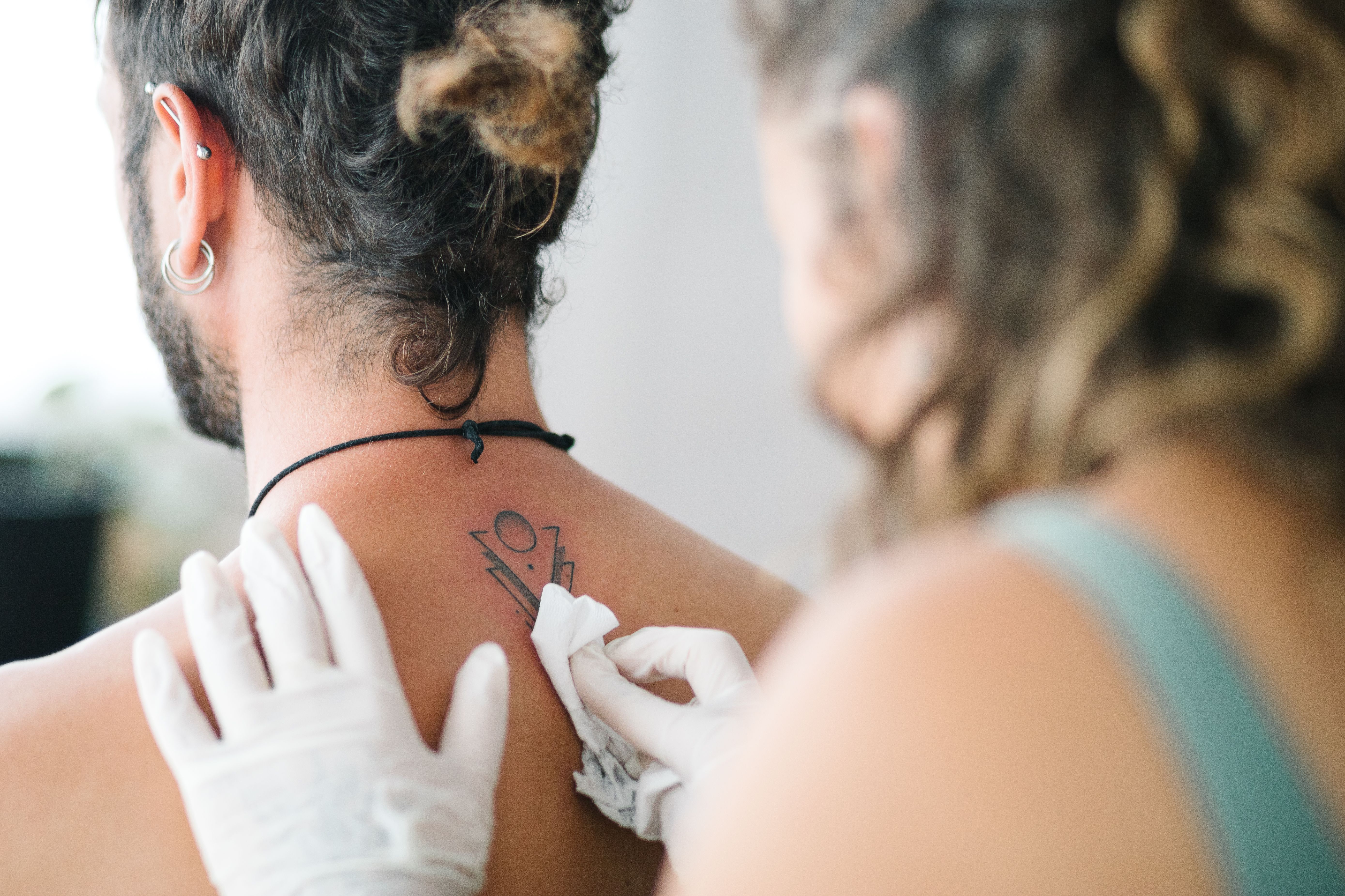 curacion tatuaje minimalist tattoo custom tattoo tatuaje estrellas mejor estudio tatuajes sevilla numero uno best tattoo shop sevilla fineline dotwork traditional linea fina realismo tradicional  urbe tattoo minitatu