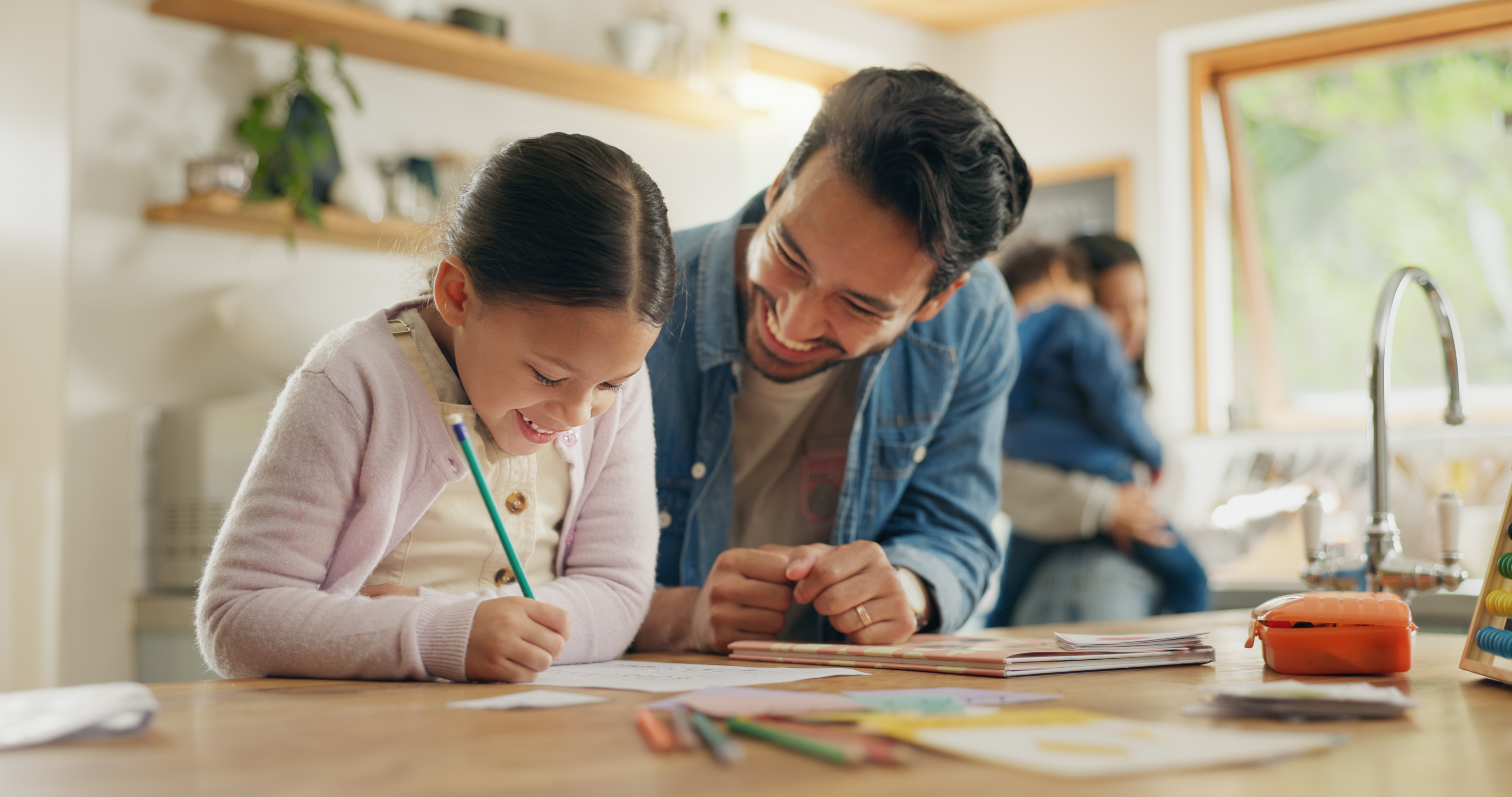 Escritura, aprendizaje y familia, padre e hijo en la cocina para la educación en el hogar, el desarrollo del lenguaje y el apoyo. Ayudando, enseñando y personas felices, papá y niña o niño con creatividad escolar en papel