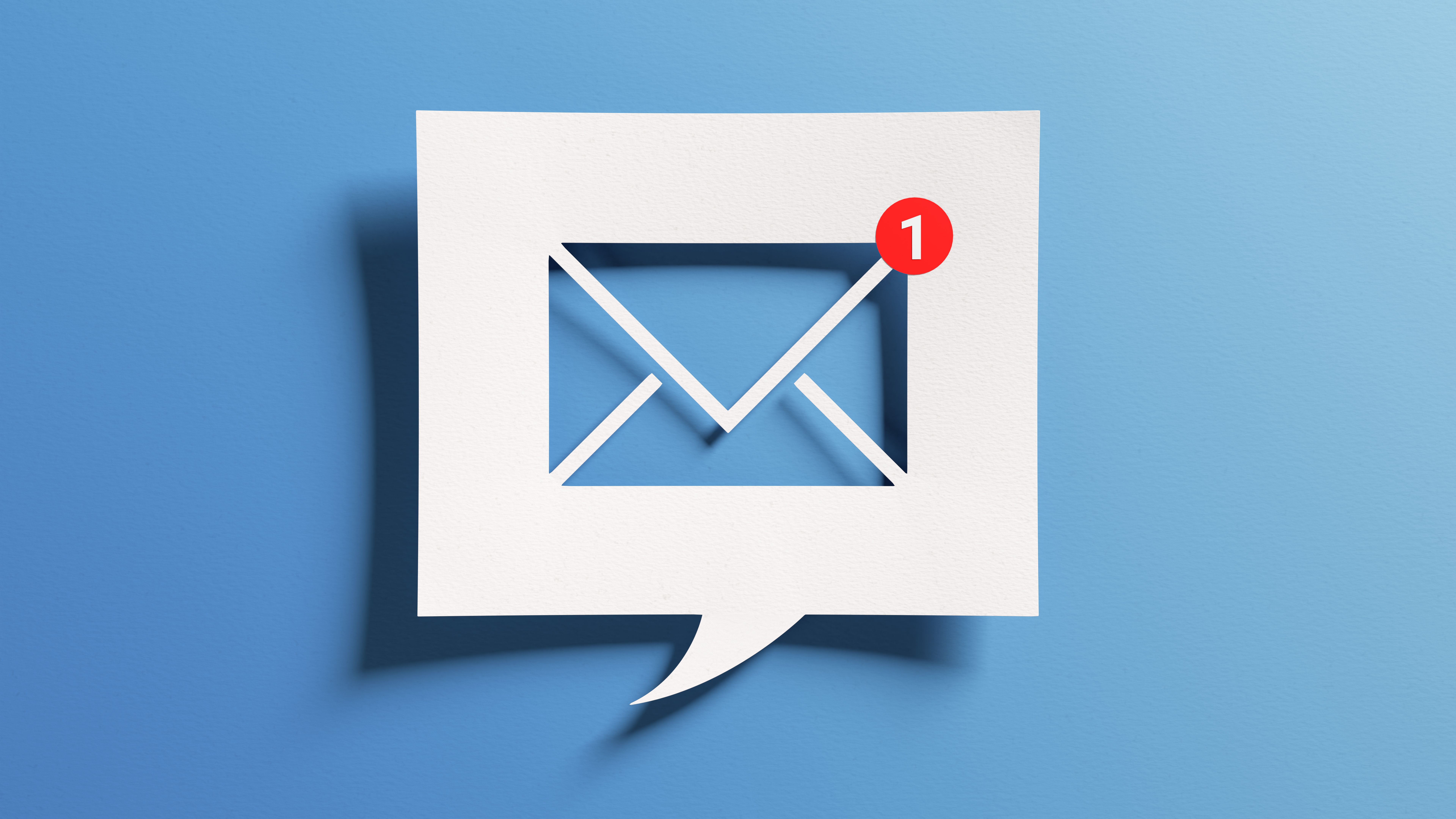 Nouveau concept de notification par e-mail pour la communication par e-mail d’entreprise et le marketing numérique. Boîte de réception recevant une alerte de message électronique. Design minimaliste abstrait avec papier découpé et fond bleu.
