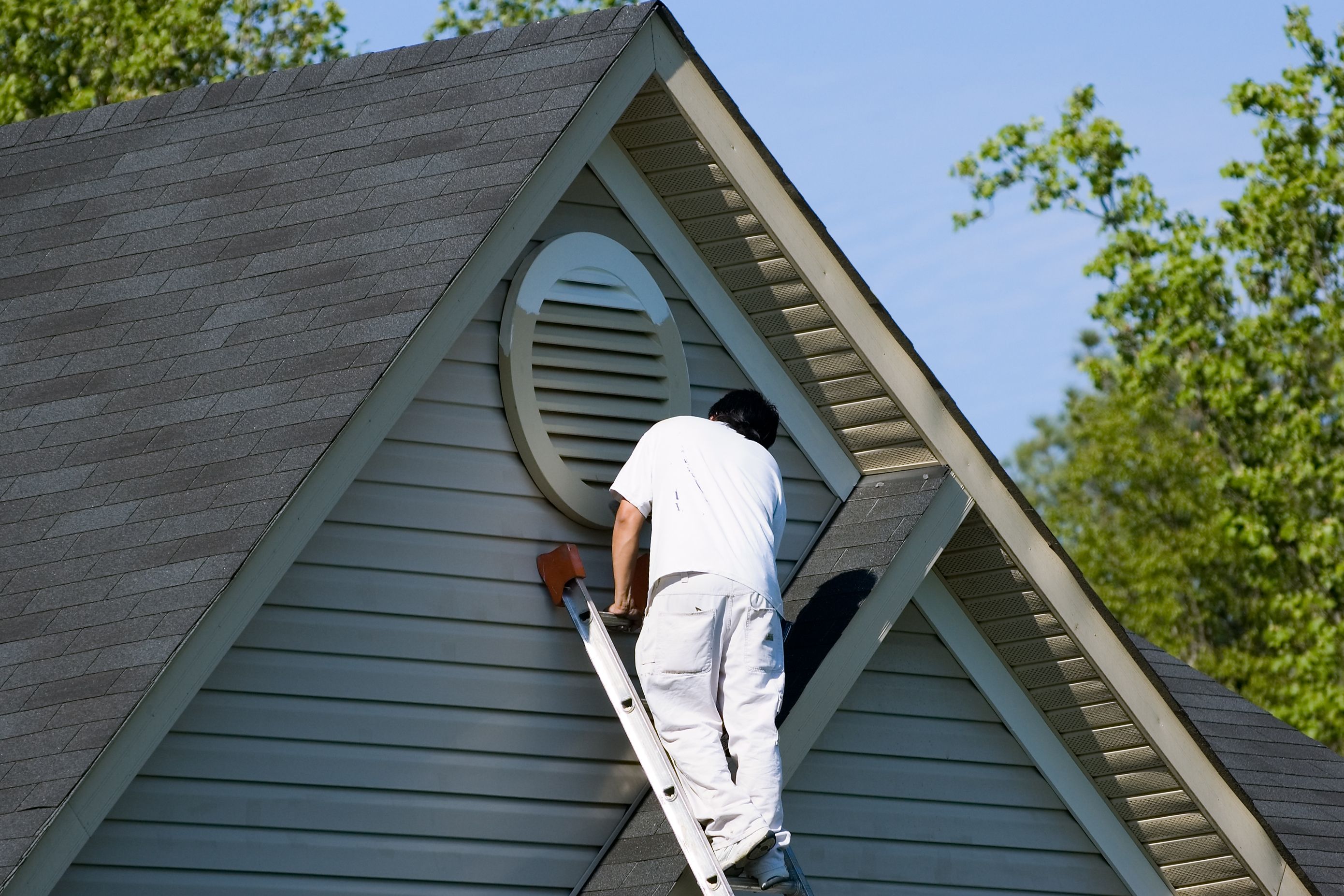 Peintre travaillant au roofline