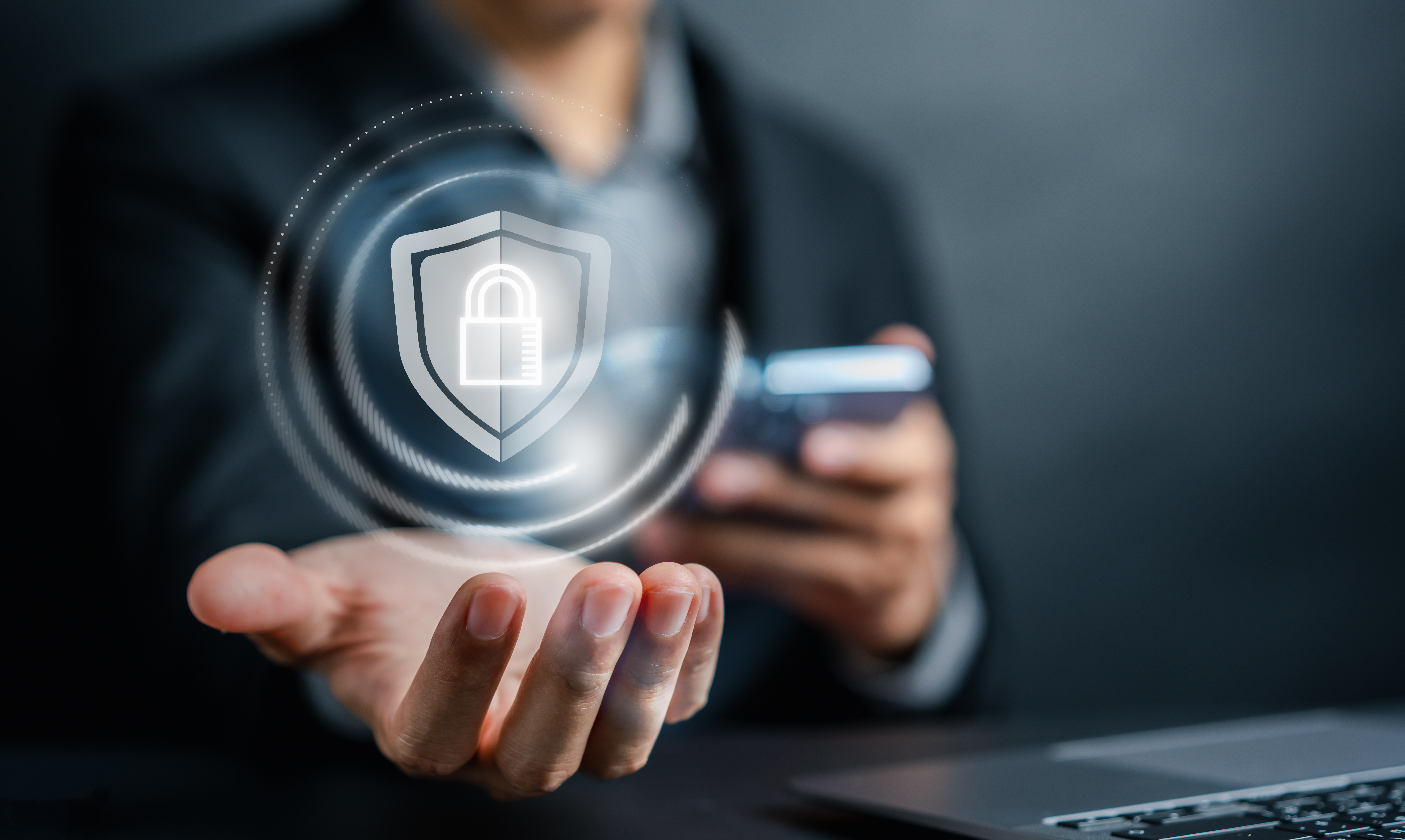 Concepto de ciberseguridad y privacidad y protección de datos. Icono de escudo y tecnología de seguridad de red de Internet. Empresario protegiendo datos personales en teléfonos inteligentes, interfaces de pantalla virtual. Ciberseguridad.