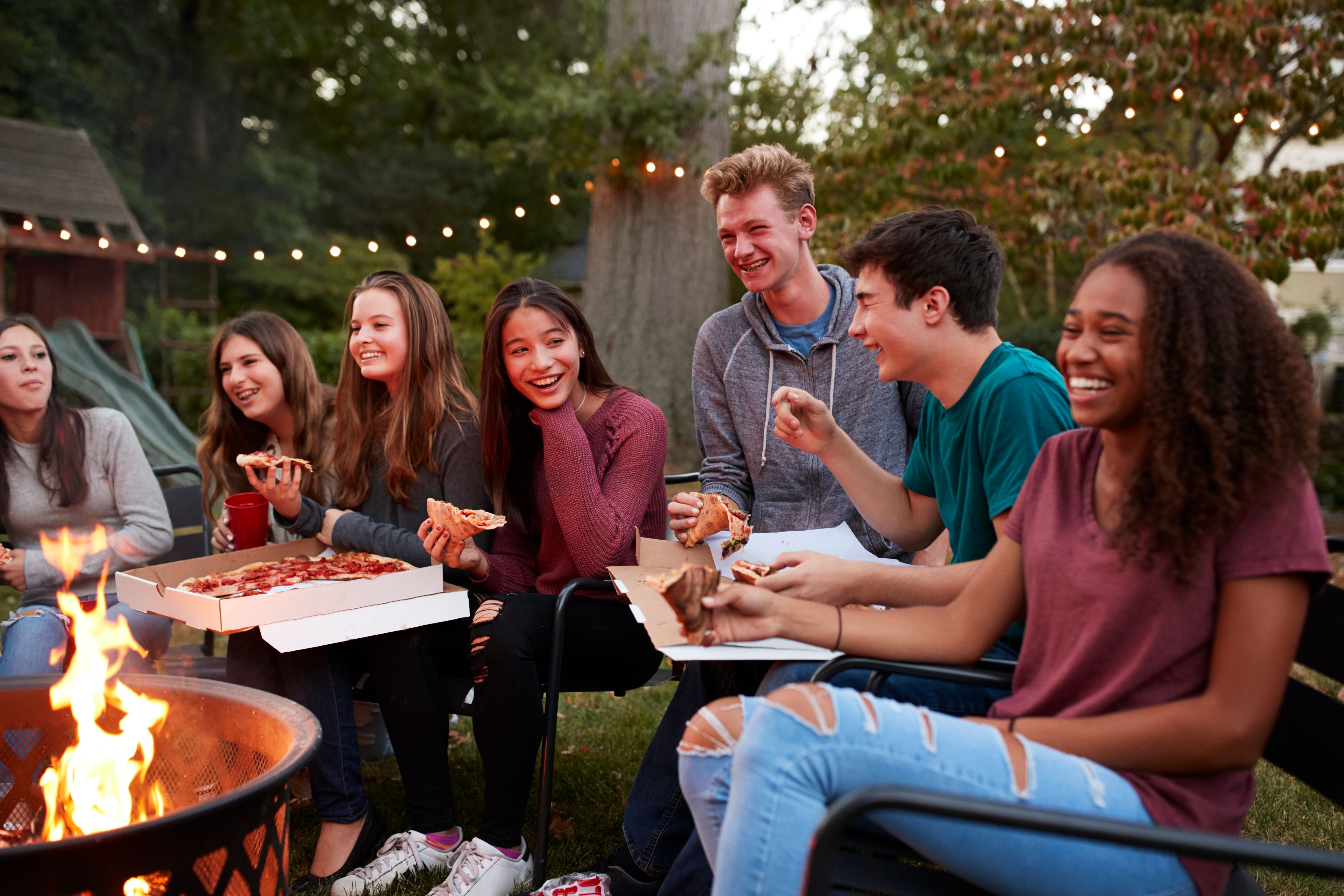 outdoor pizza party