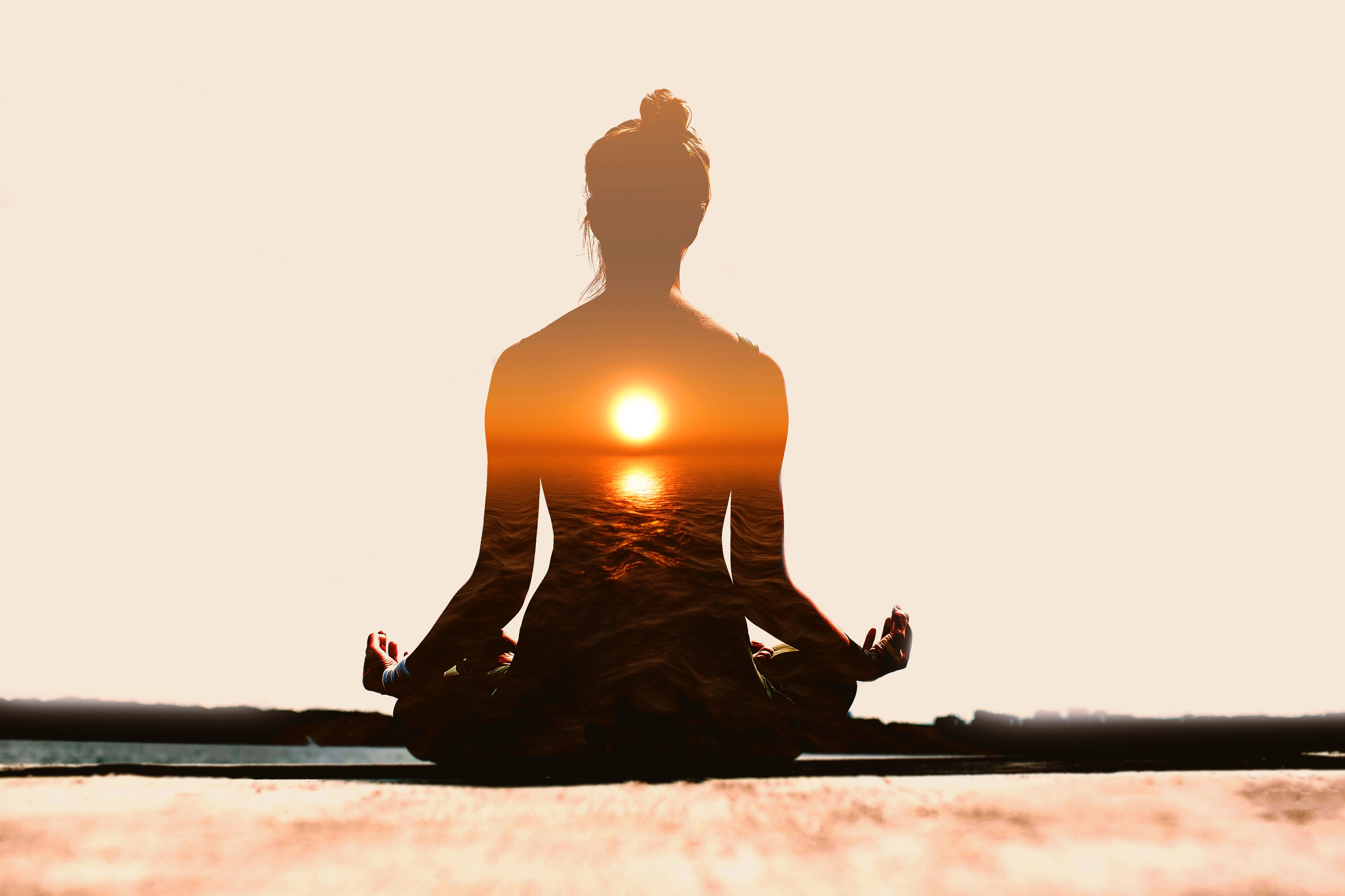 Concepto de día de yoga. Imagen de exposición múltiple. Mujer practicando yoga al atardecer.