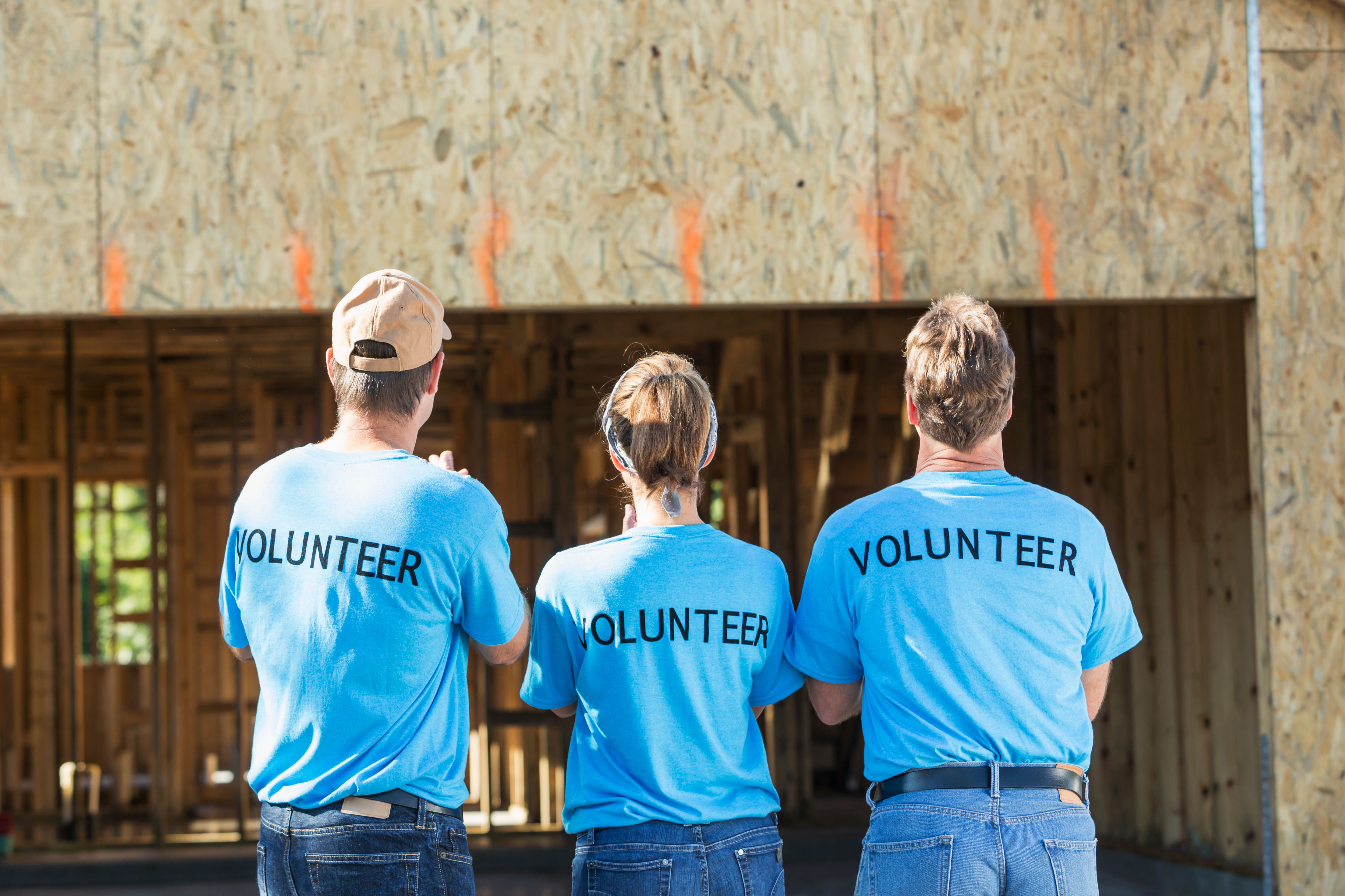 volunteers-construction