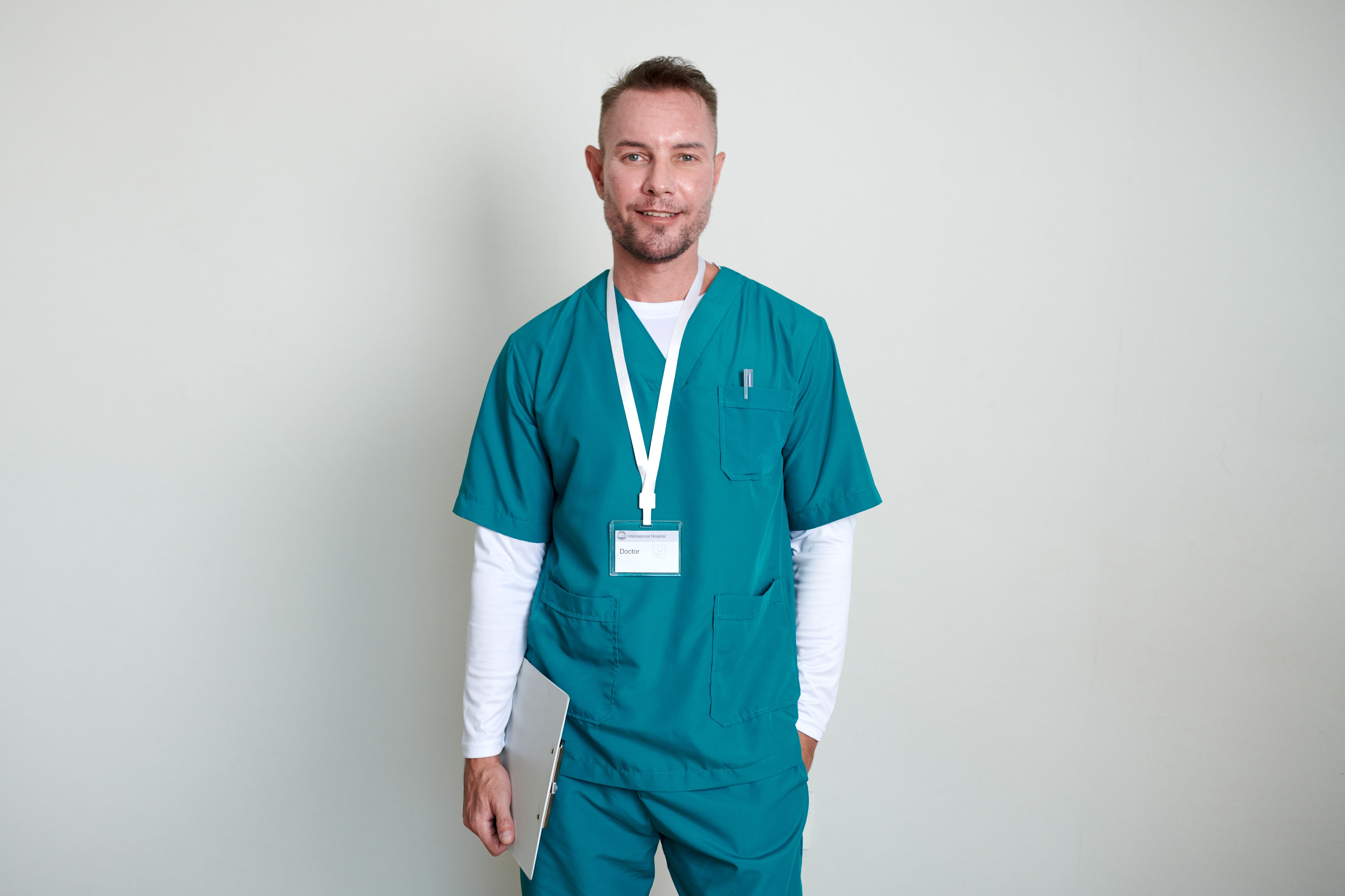 man in verpleegkundige uniform