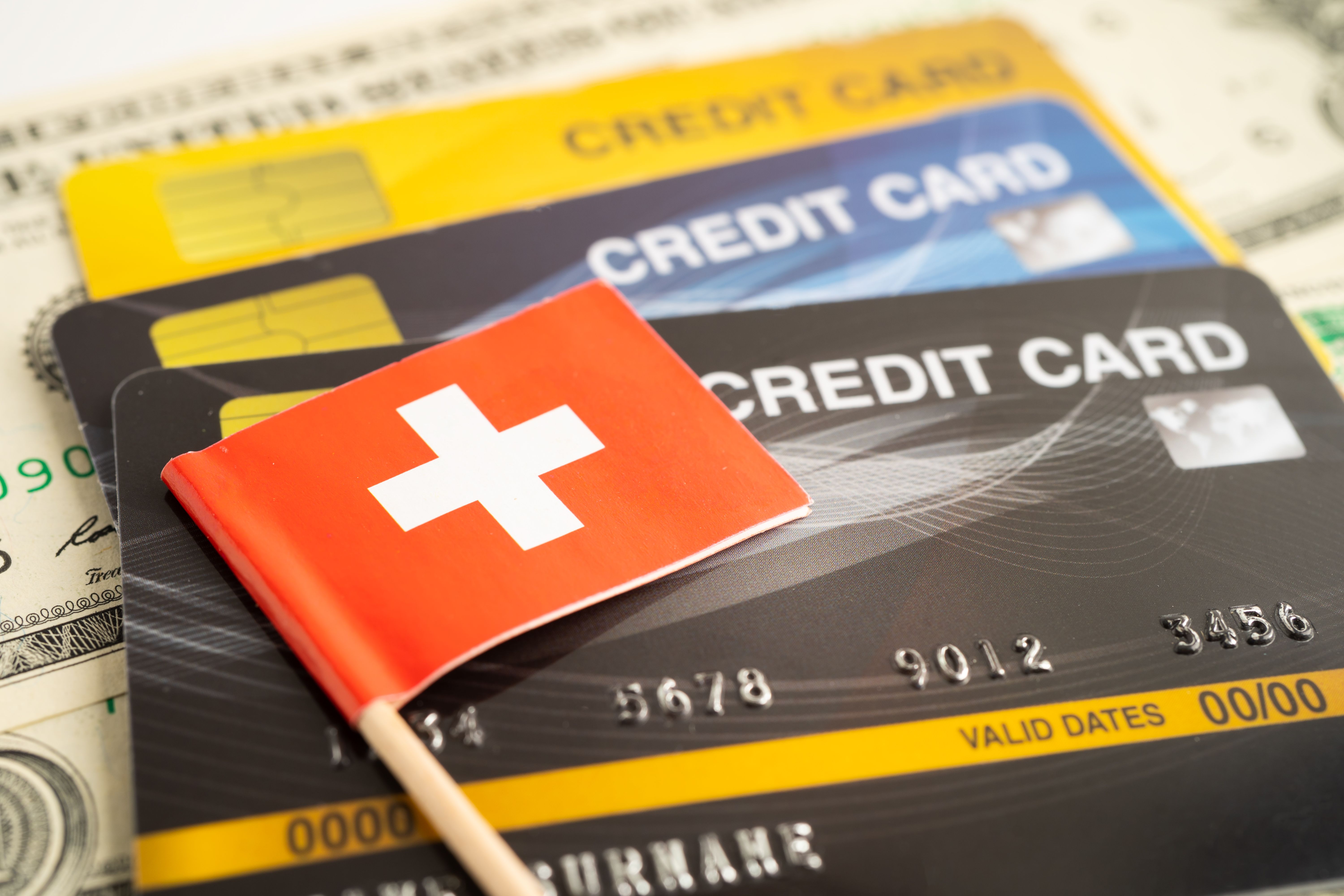Modèles de cartes de crédit avec le drapeau suisse Modèles de cartes de crédit avec le drapeau suisse
