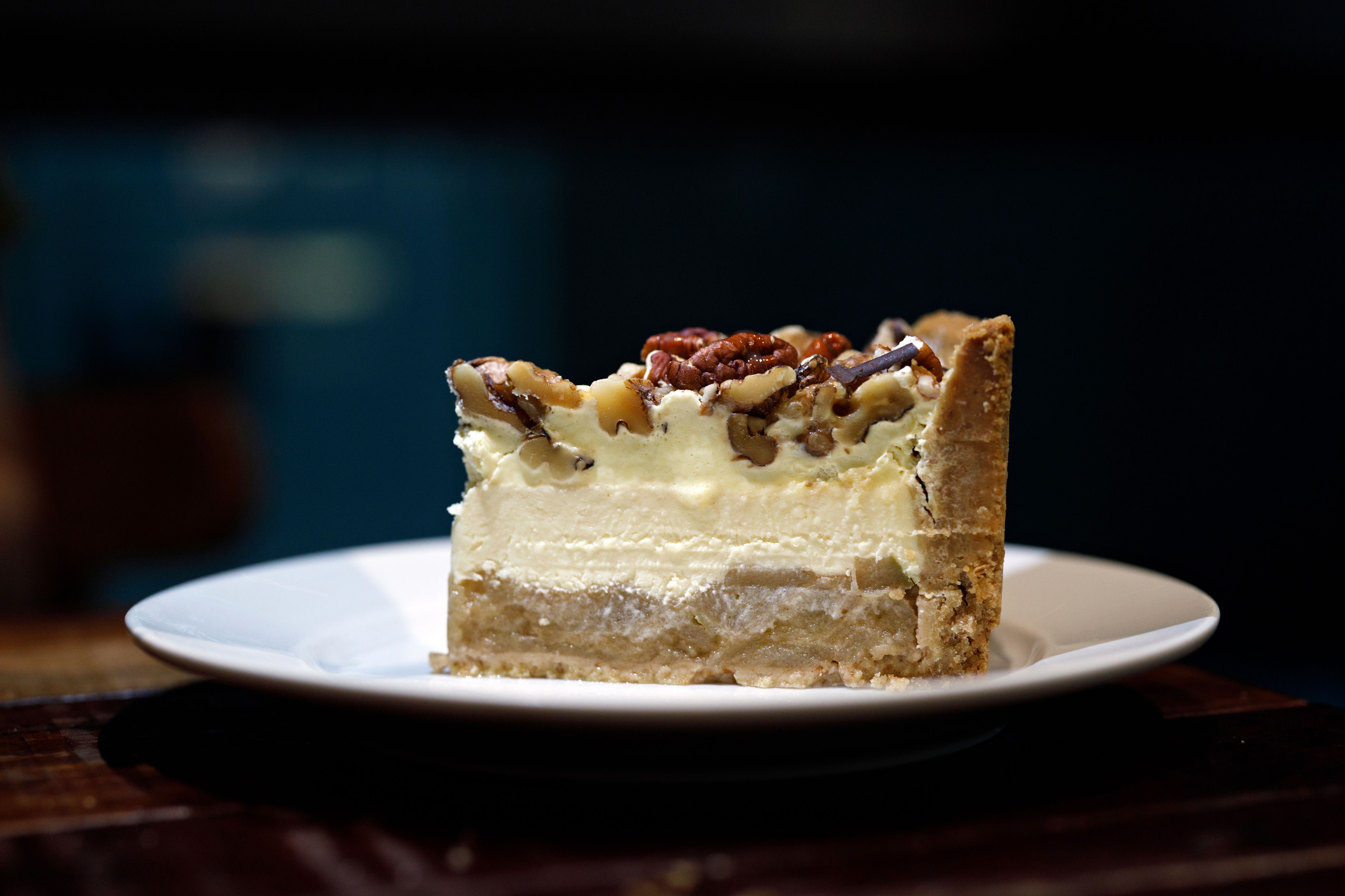 serving apple dessert