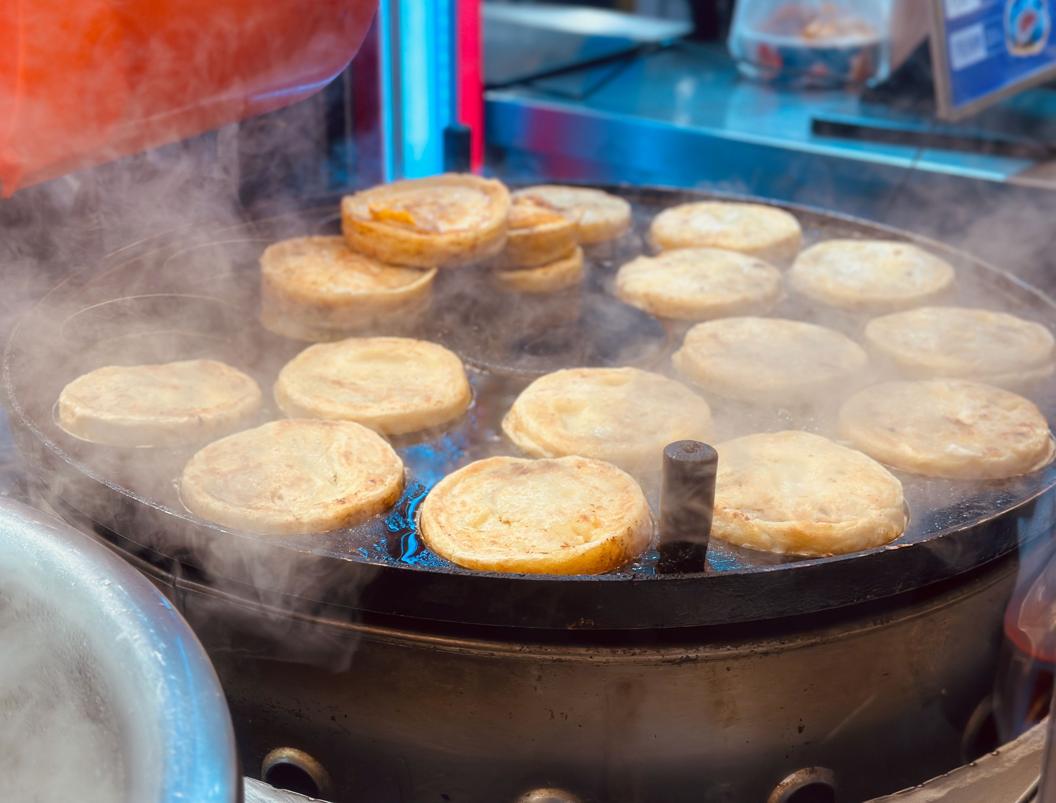 Street food baozi in Hangzhou market, 2025