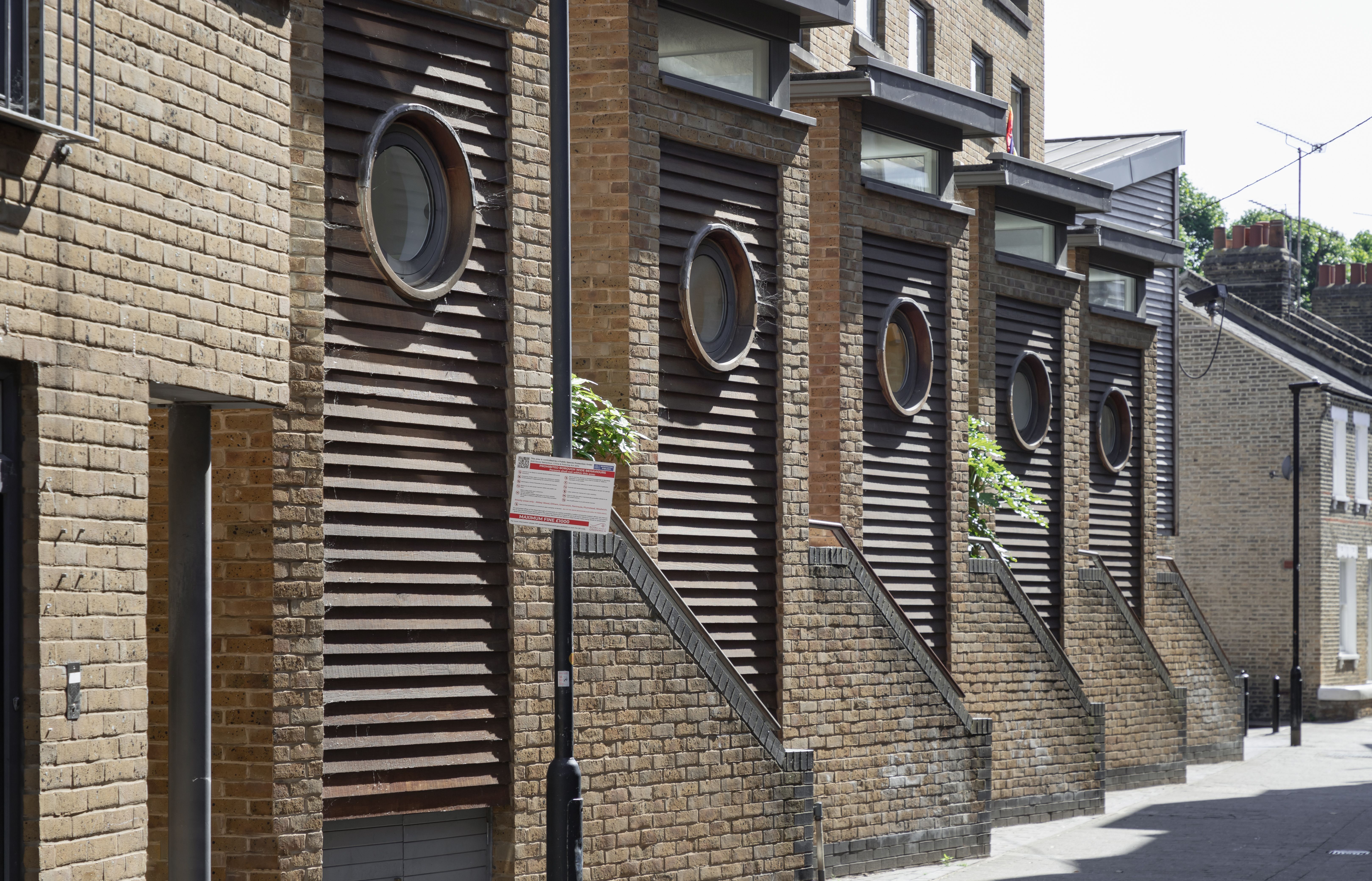 screening louvres london