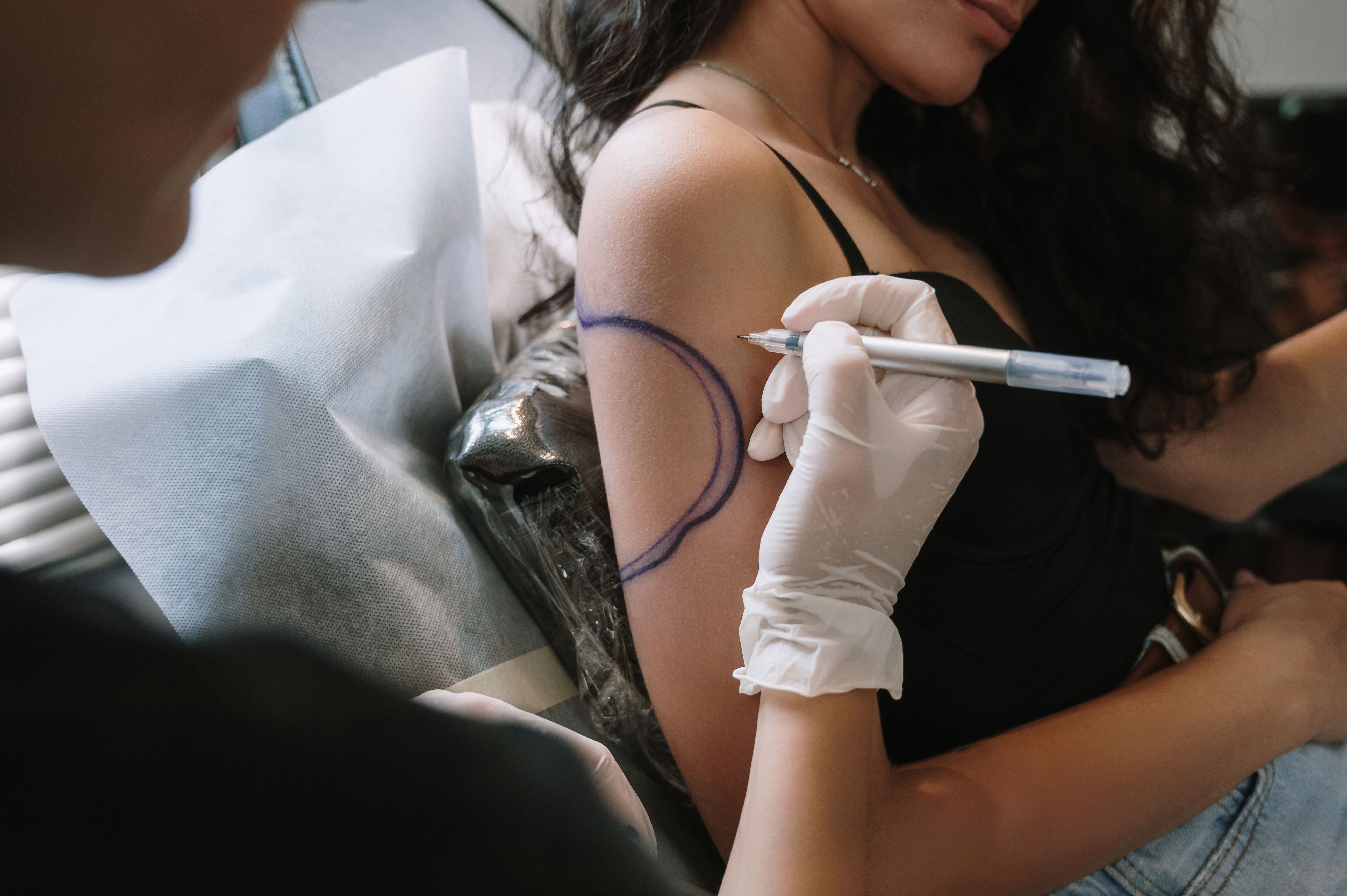 tattoo studio interior minimalist tattoo custom tattoo tatuaje estrellas mejor estudio tatuajes sevilla numero uno best tattoo shop sevilla fineline dotwork traditional linea fina realismo tradicional  urbe tattoo minitatu