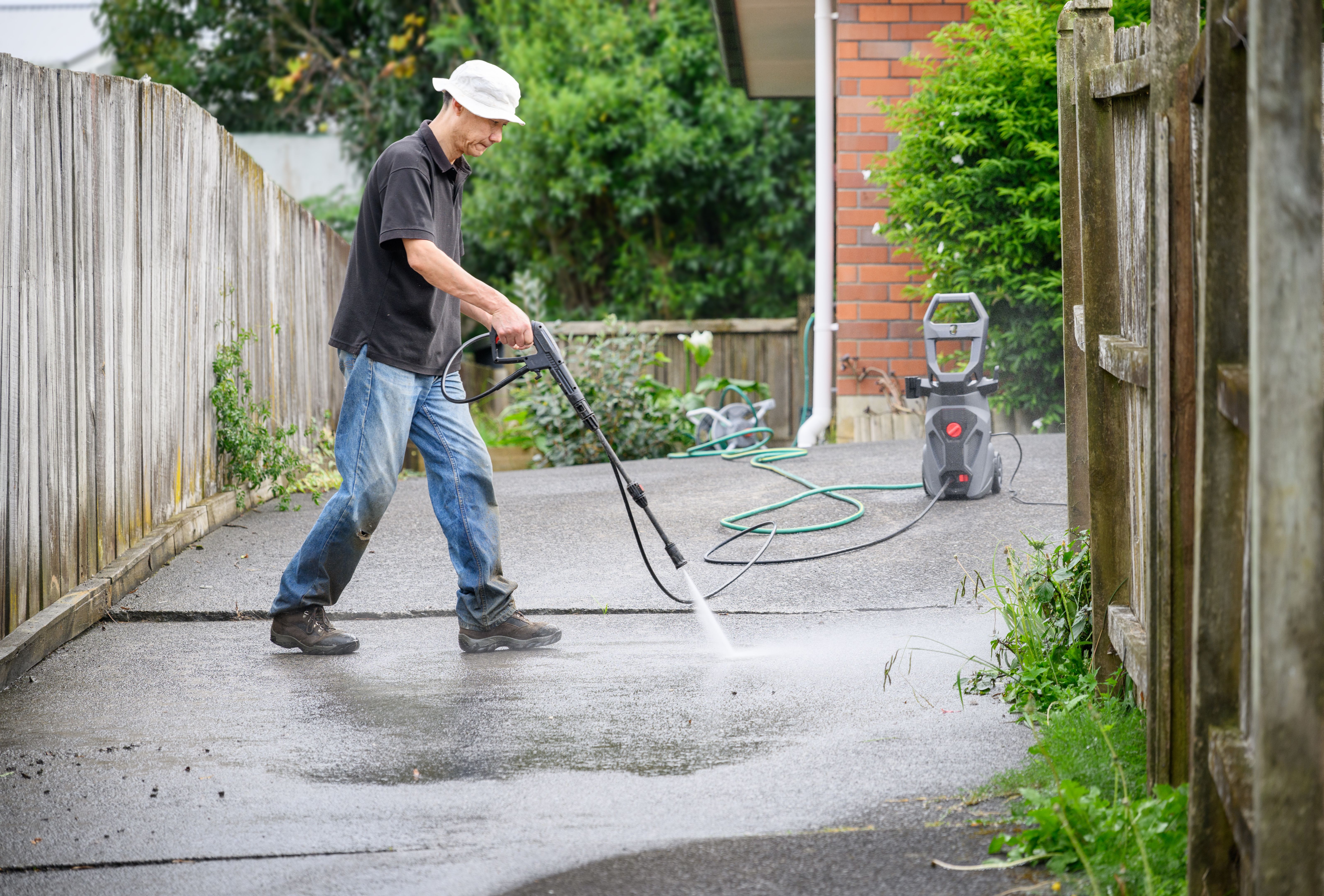 cleaning concrete driveway