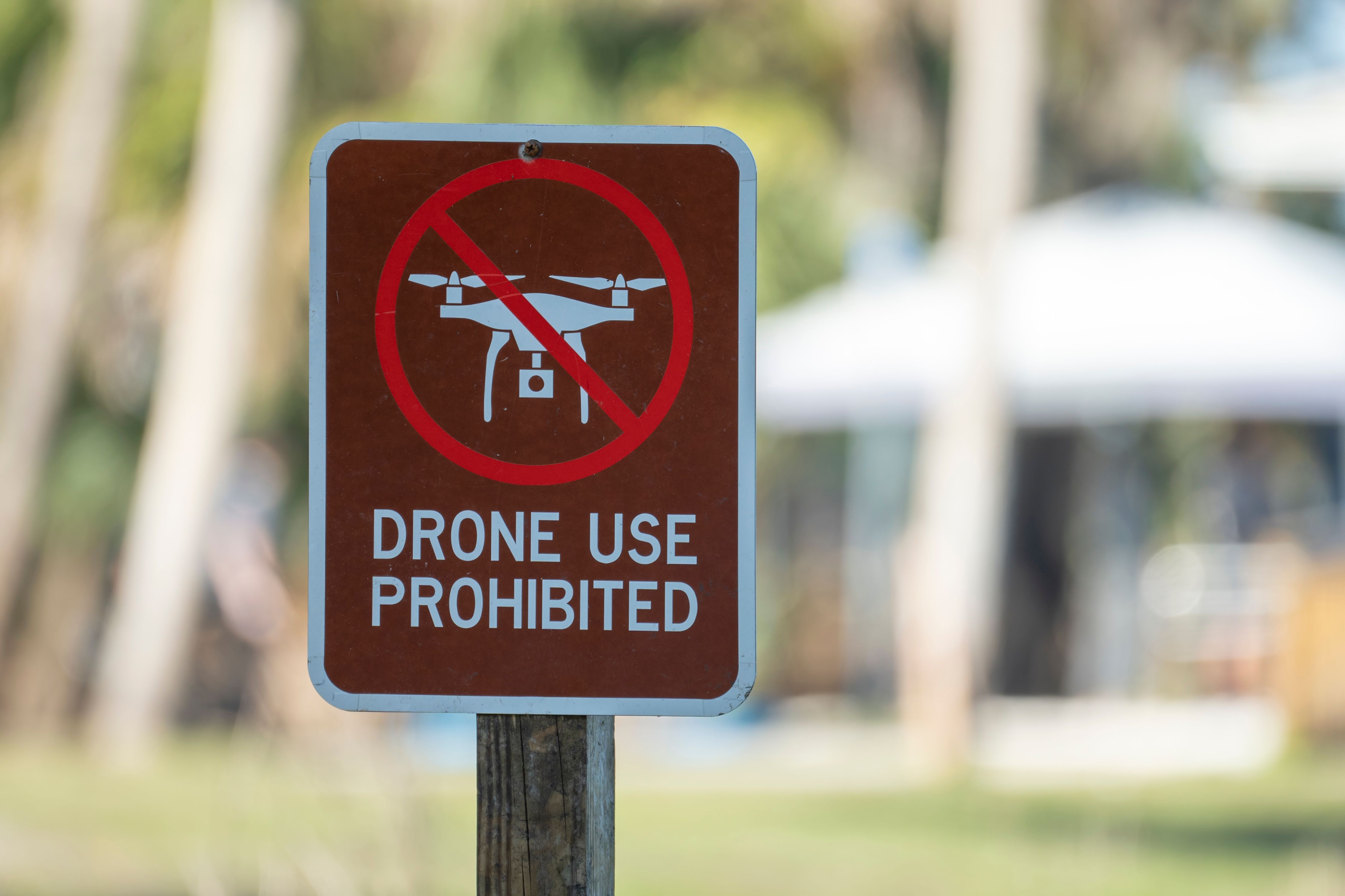 Signpost with warning about drone usage prohibition in state park. Warning notice against using UAV and quadcopters