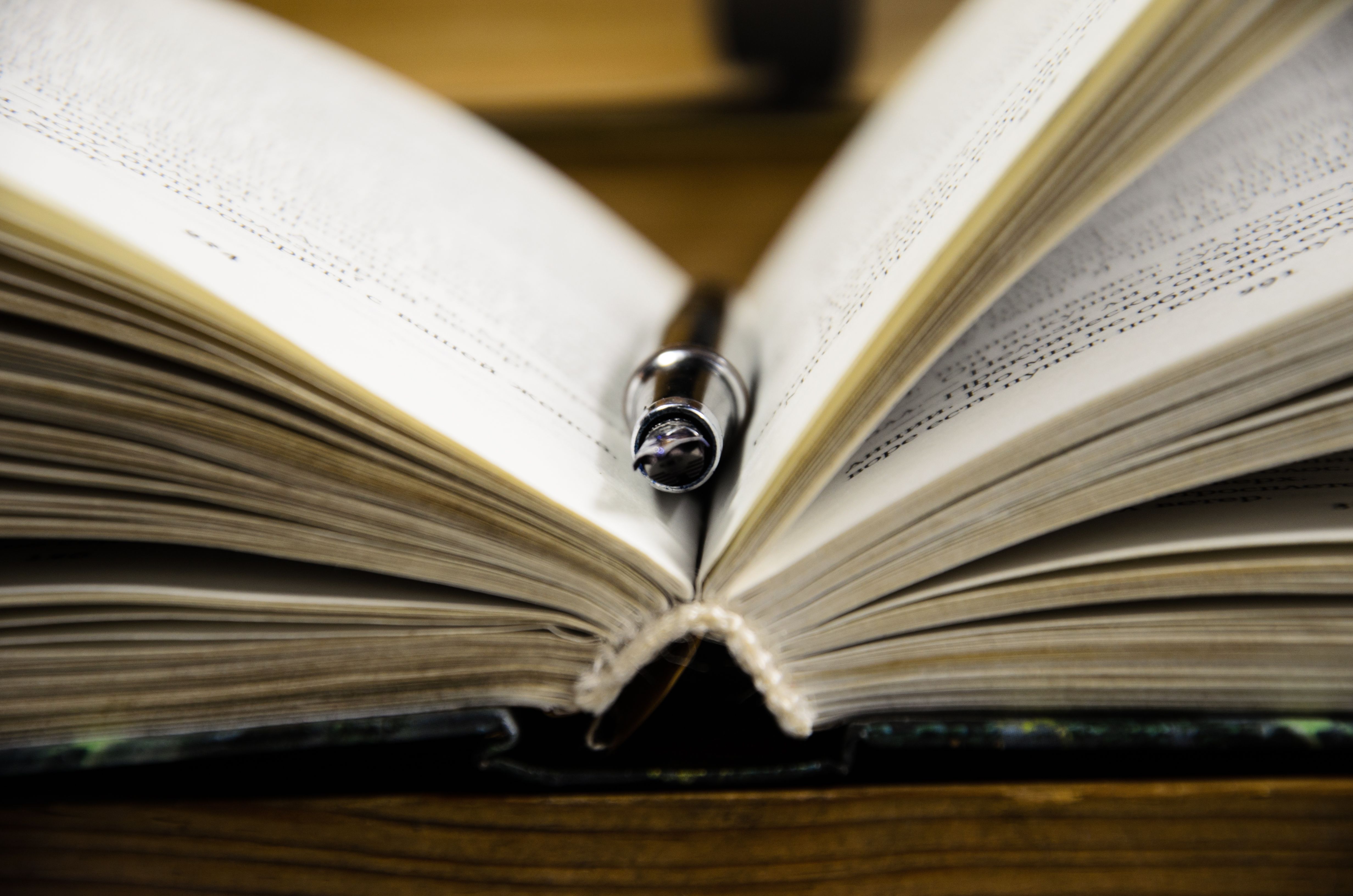 Livro aberto e caneta-tinteiro