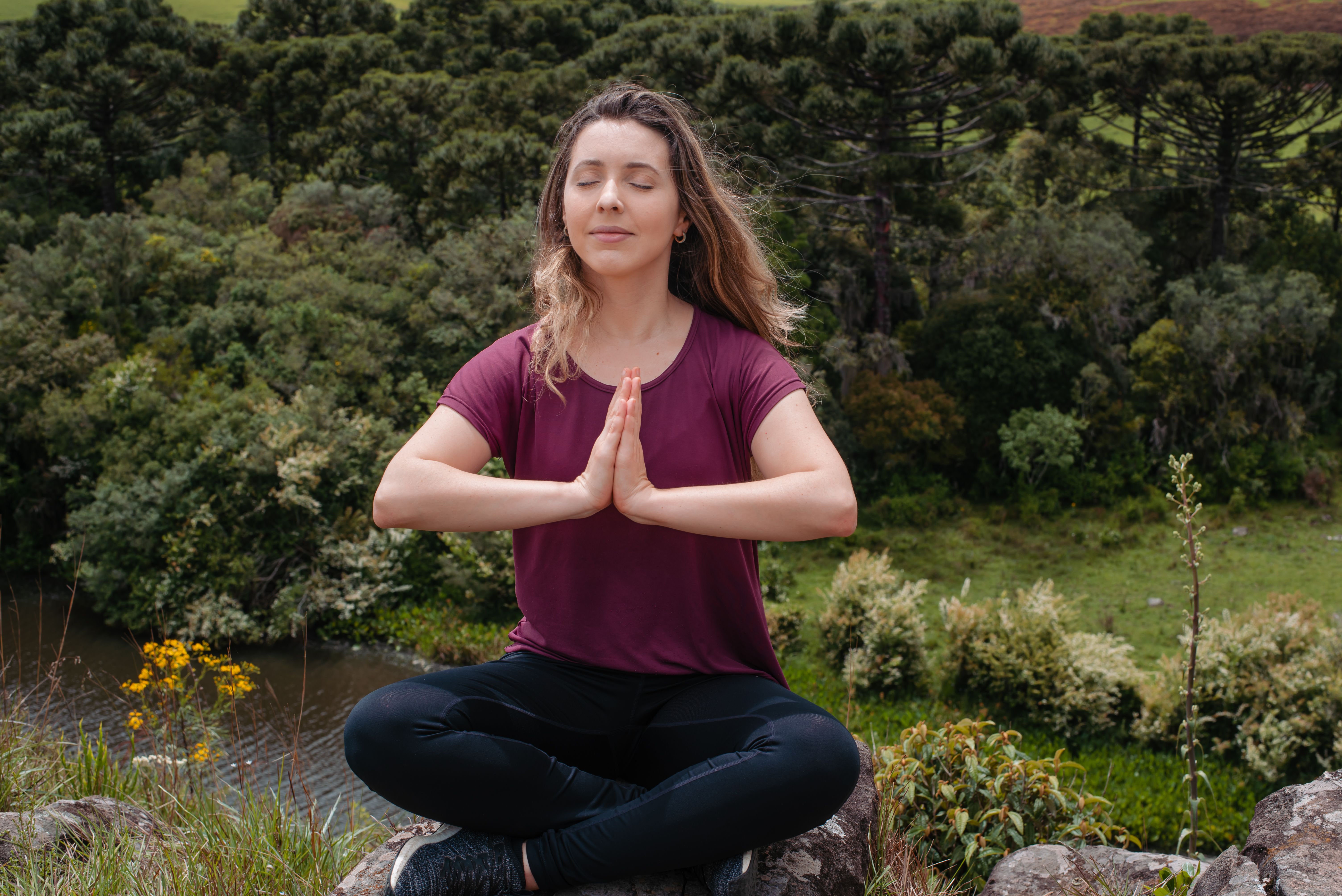 mulher meditando