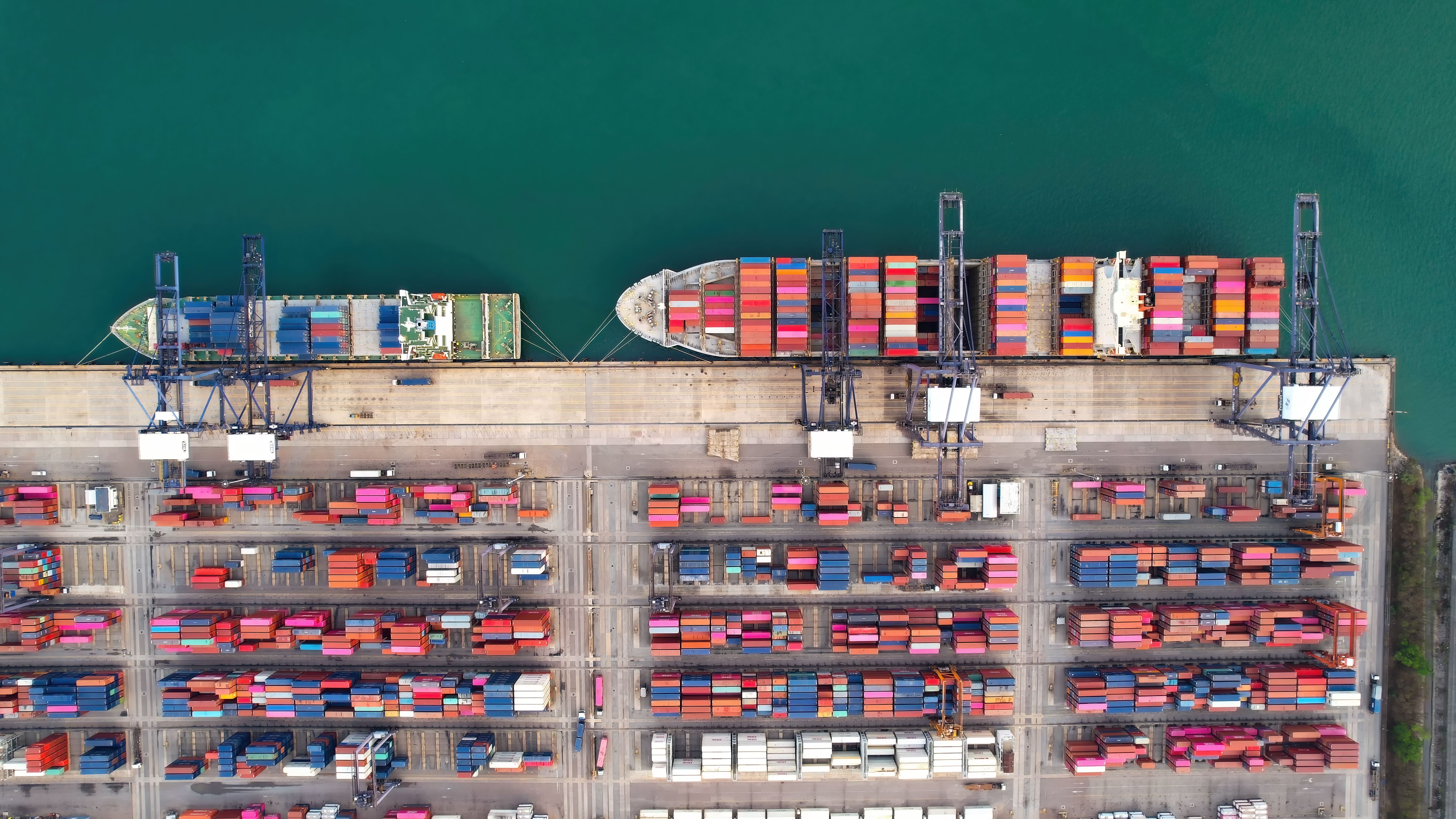 Vue en angle élevé ou Vue aérienne du terminal à conteneurs de grue de fret au port, logistique de fret et d’expédition