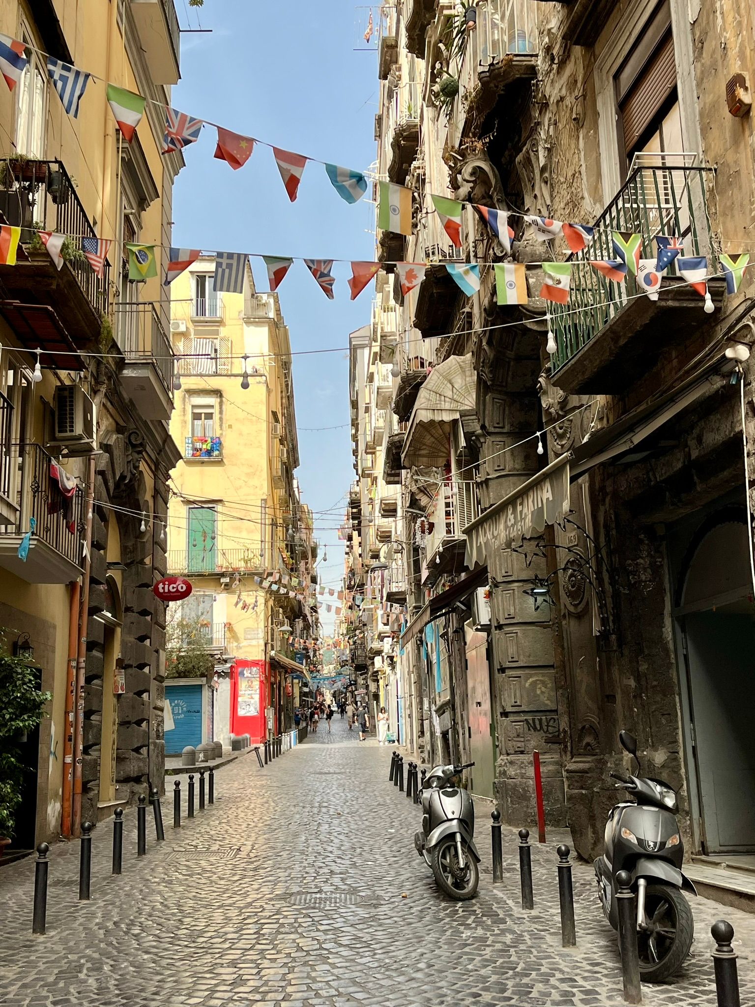 Italy - Naples - Via dei Tribunali ( spaccanapoli) Italy - Naples - Via dei Tribunali ( spaccanapoli)