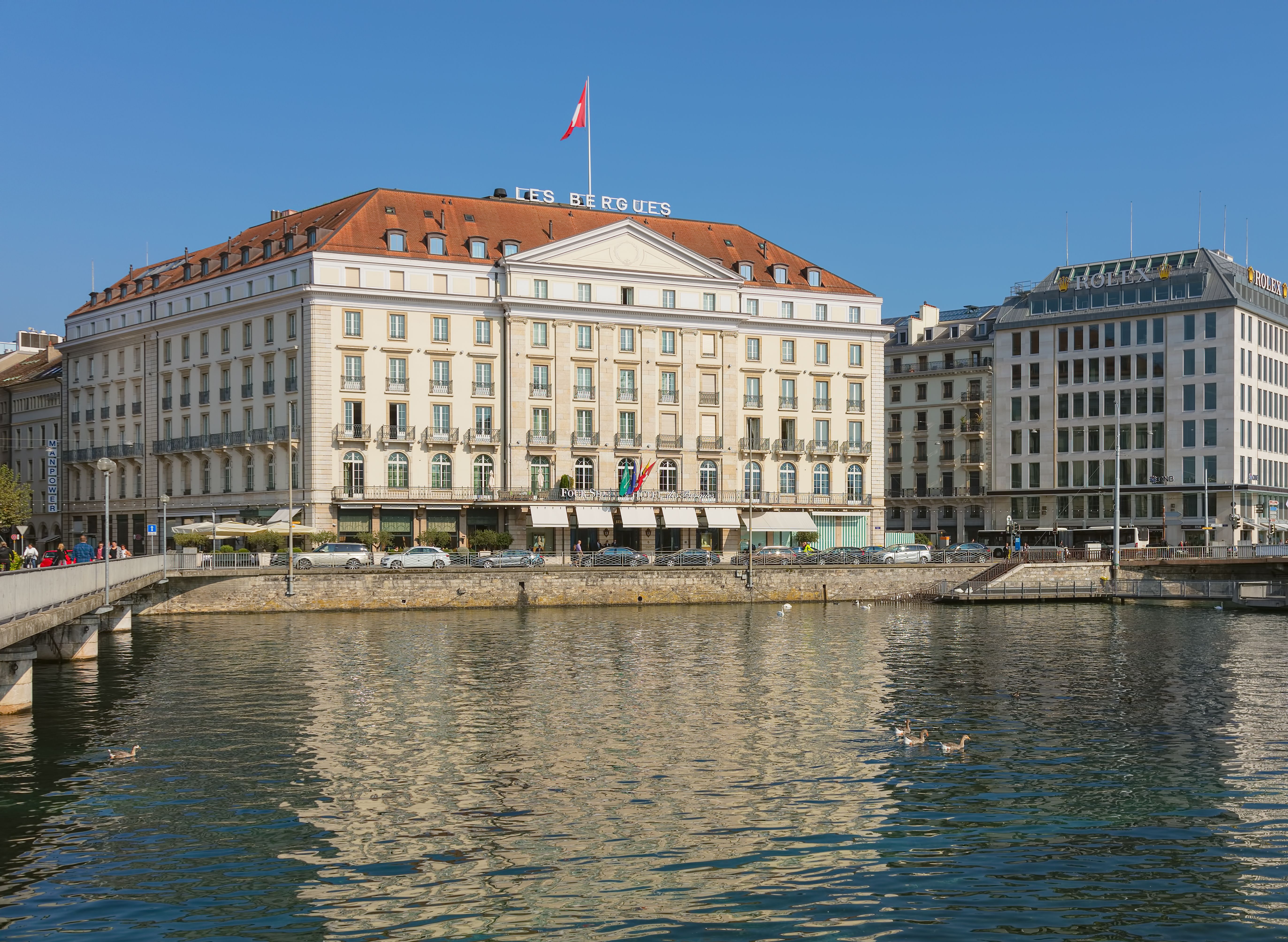 Budynki miasta Genewa wzdłuż rzeki Rodan.