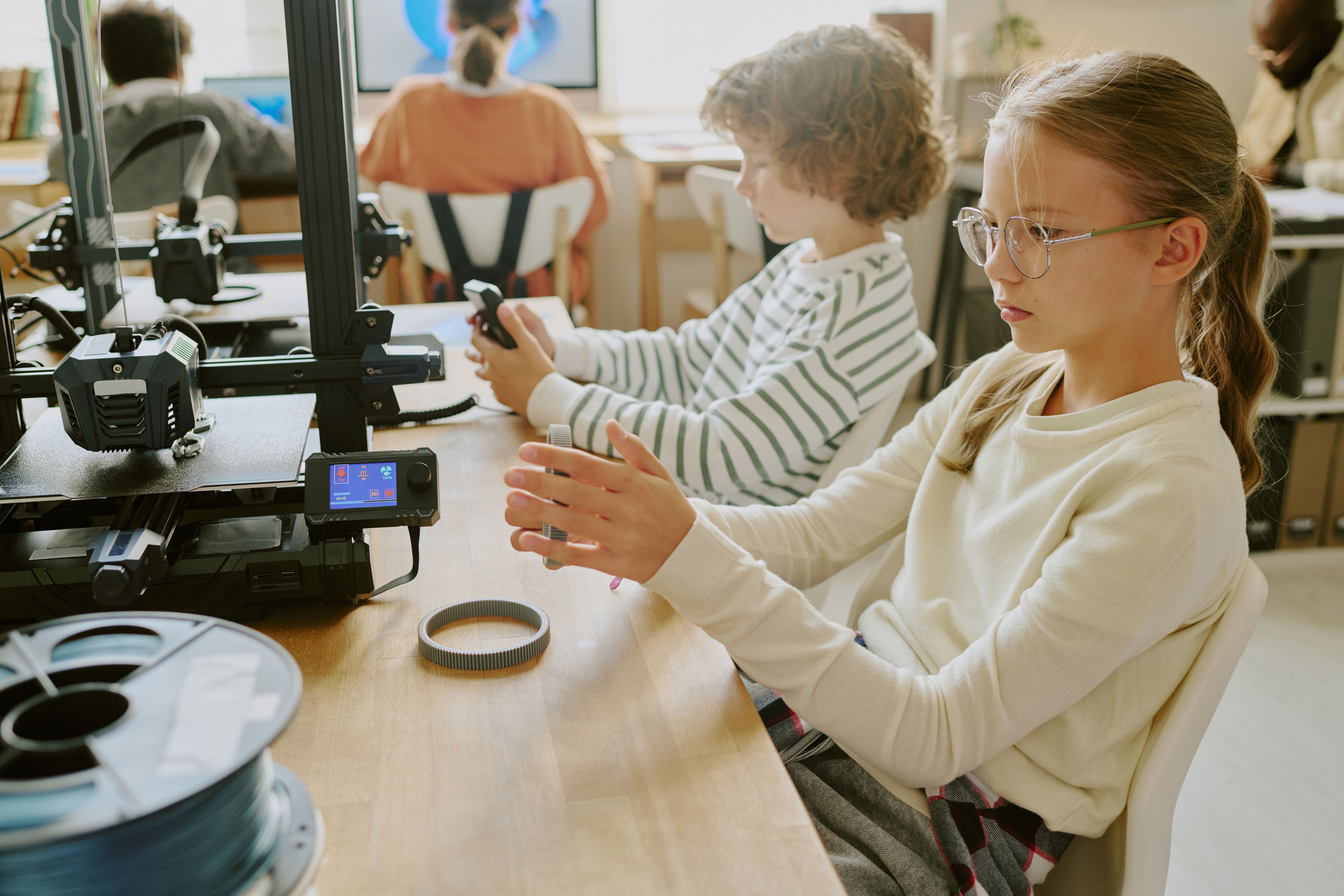 children using 3d printer