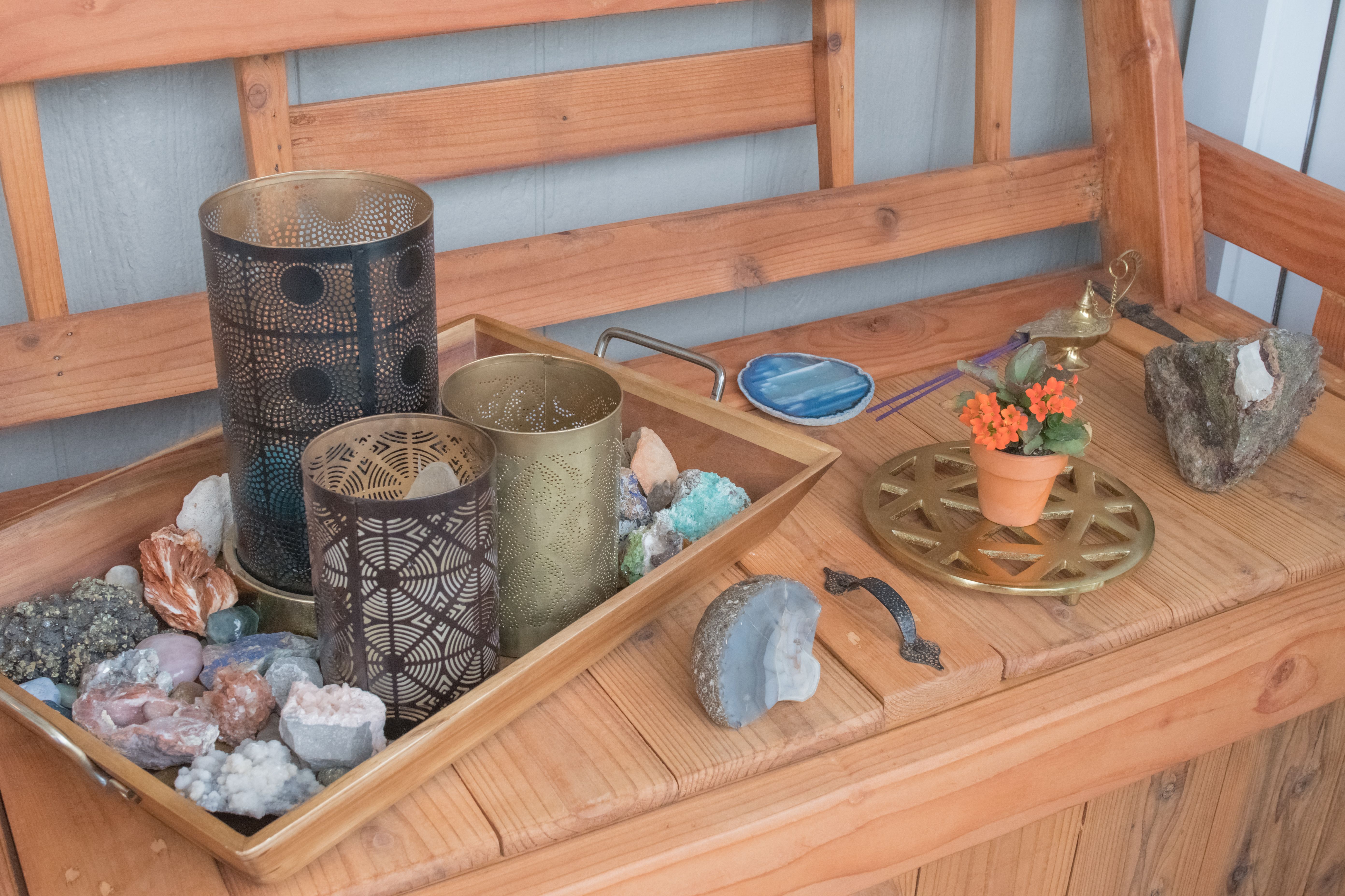 Eine Reihe von zufälligen Schmuckstücke platziert auf einer hellen Holzbank Eine Reihe von zufälligen Schmuckstücke platziert auf einer hellen Holzbank