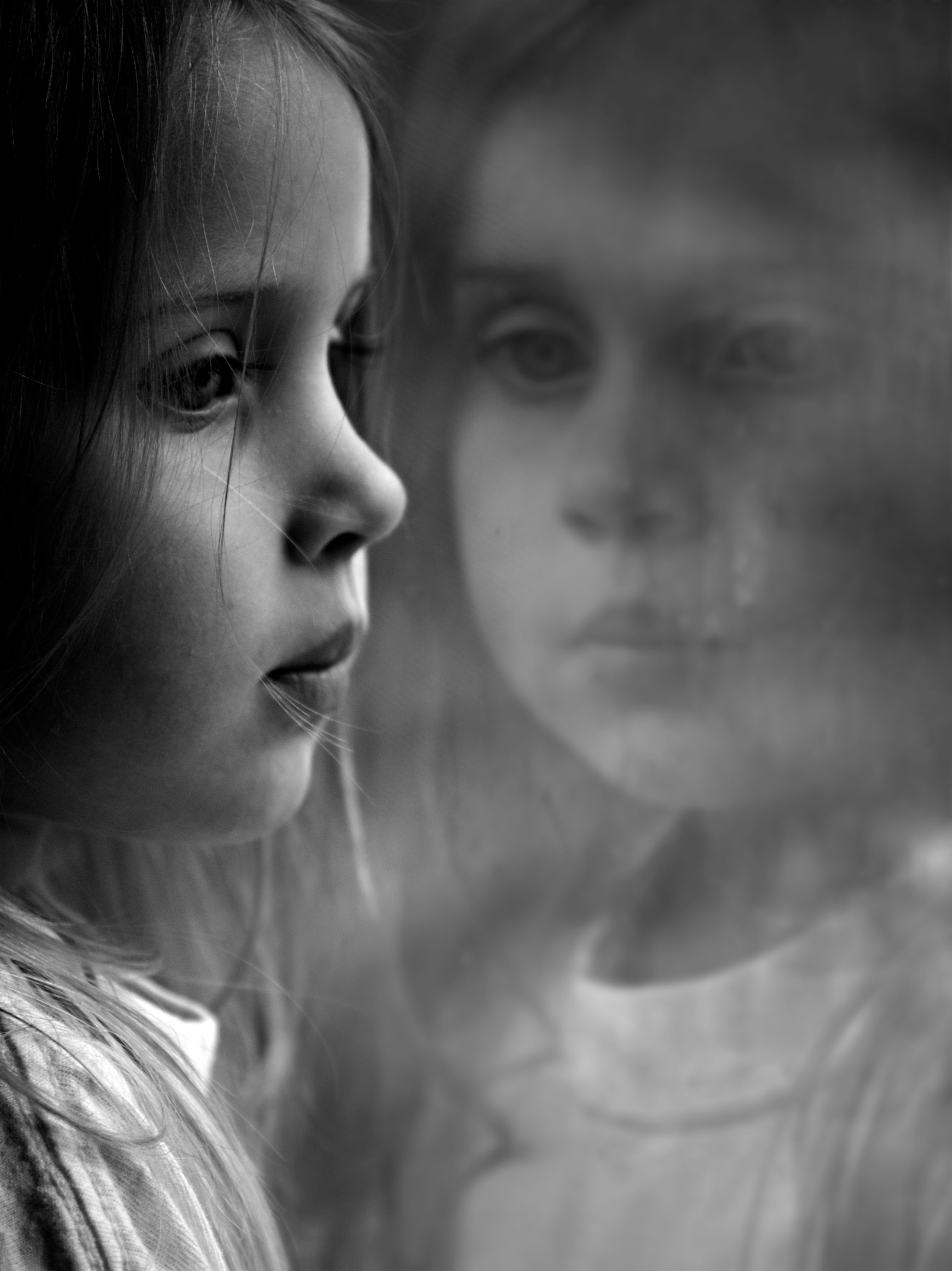 Kind, die Fenster