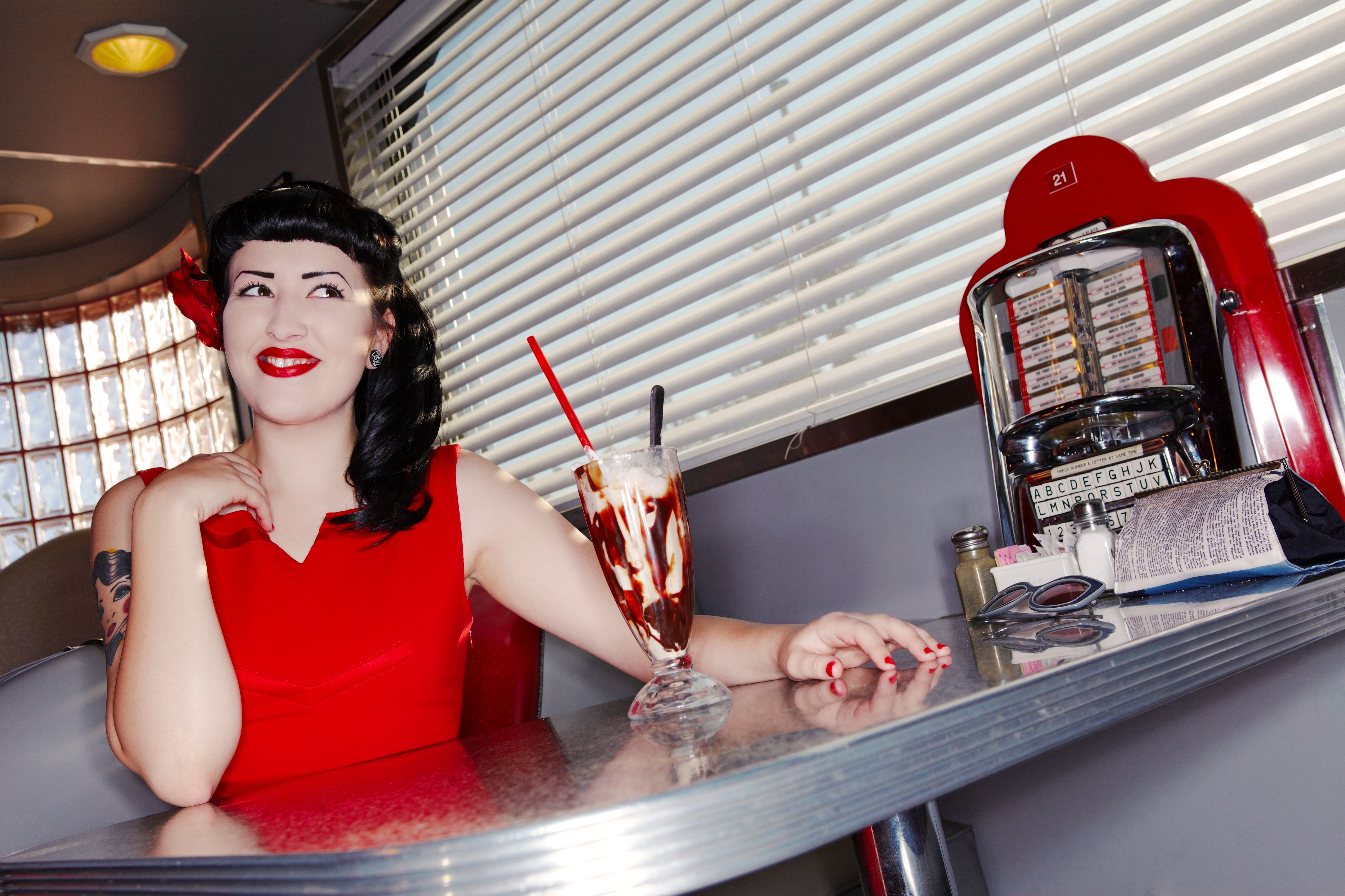 Retro mulher no restaurante americano Retro mulher no restaurante americano