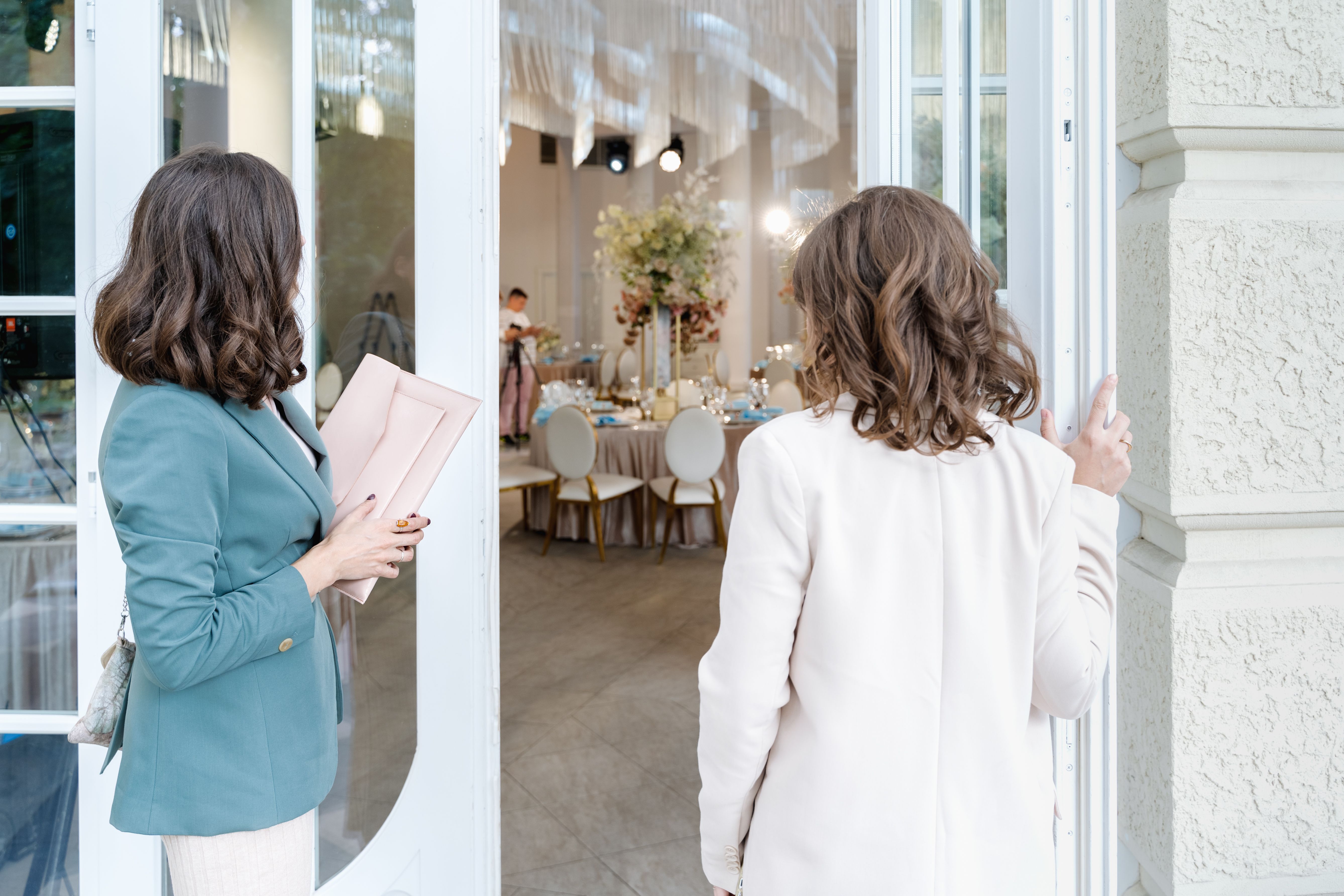 bride planner talking