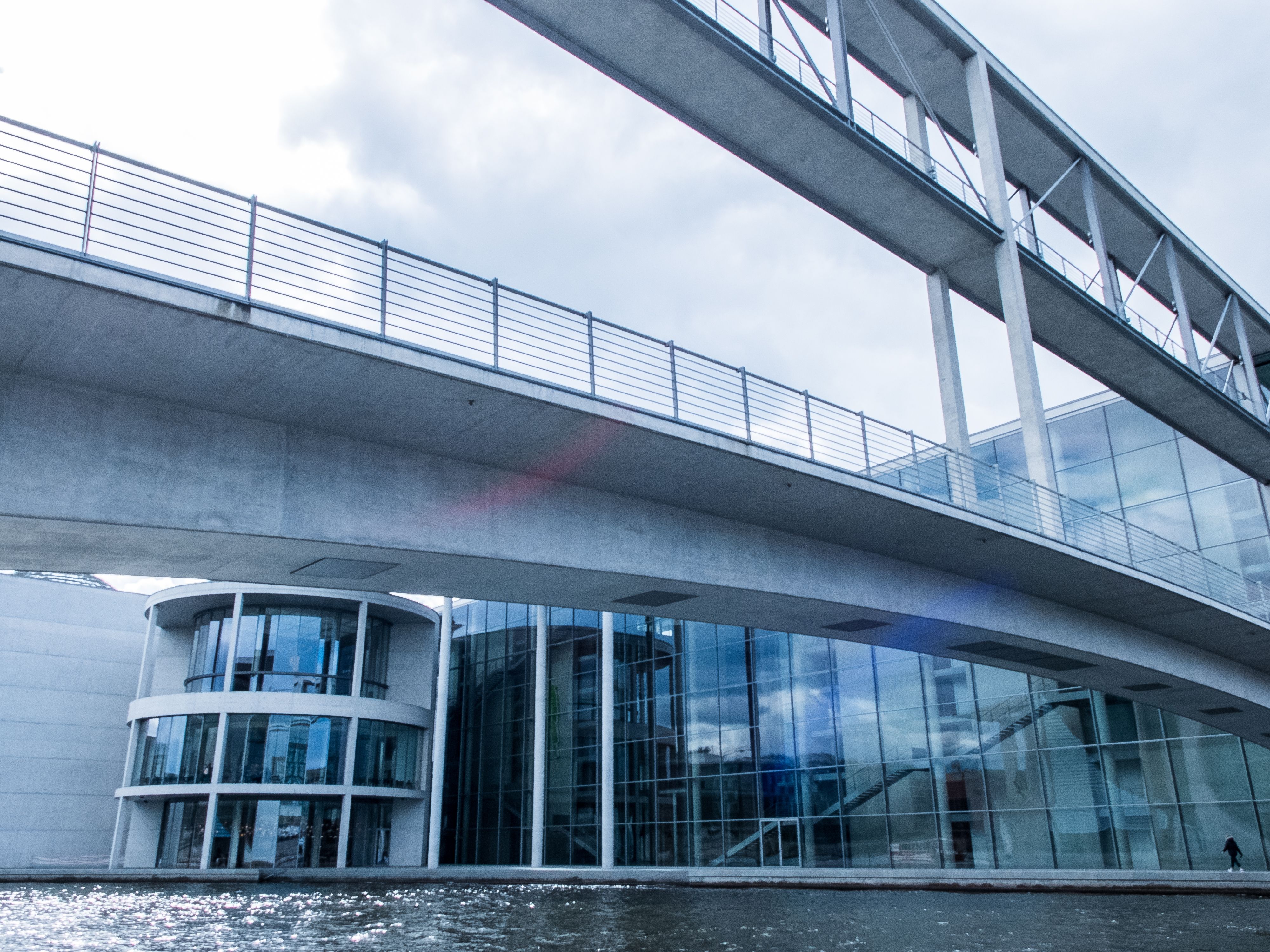 Berliner Reichstag Regierungsviertel Spree