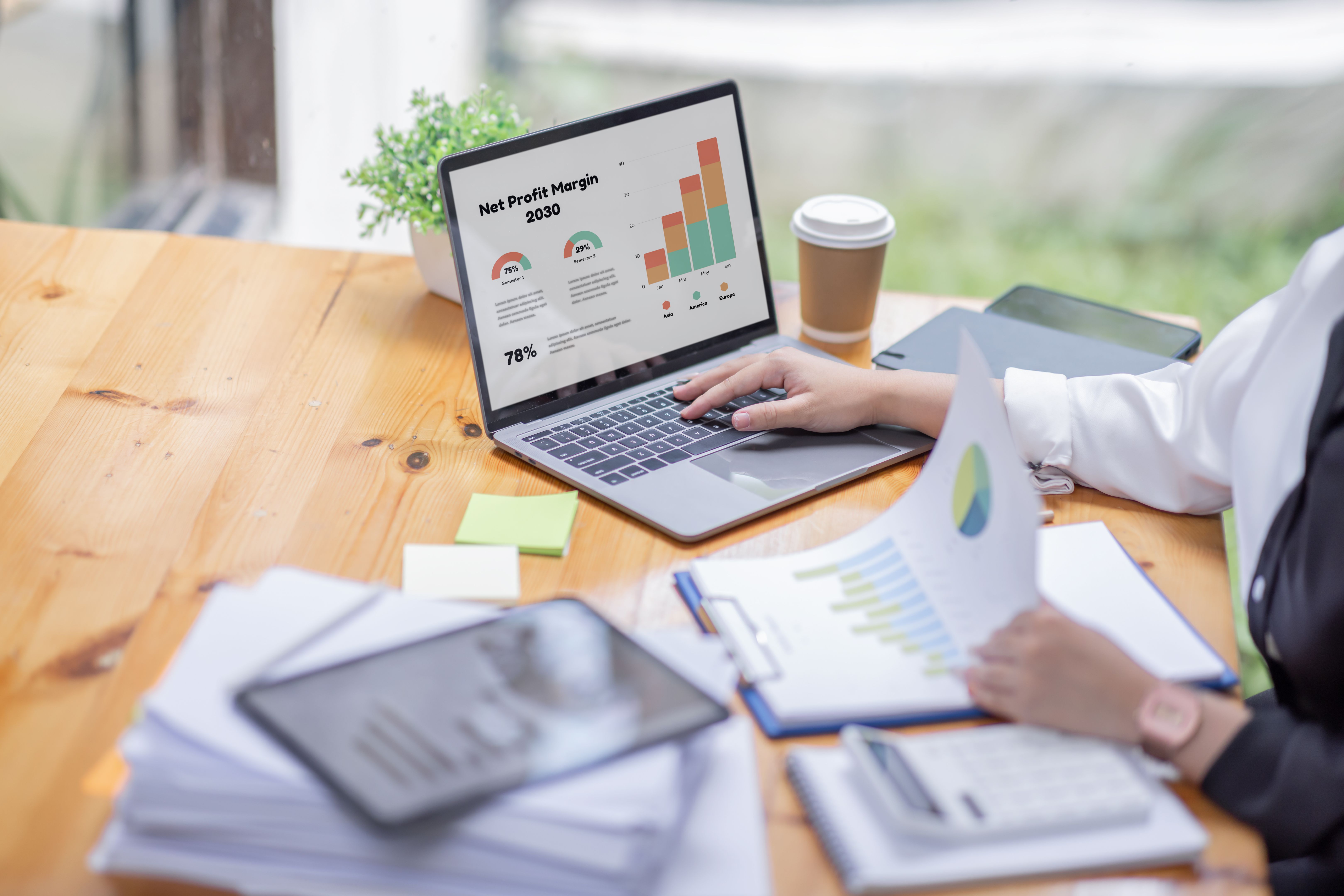 Las empresarias financieras analizan el gráfico del desempeño de la empresa para crear ganancias y crecimiento, informes de investigación de mercado y estadísticas de ingresos, concepto financiero y contable.