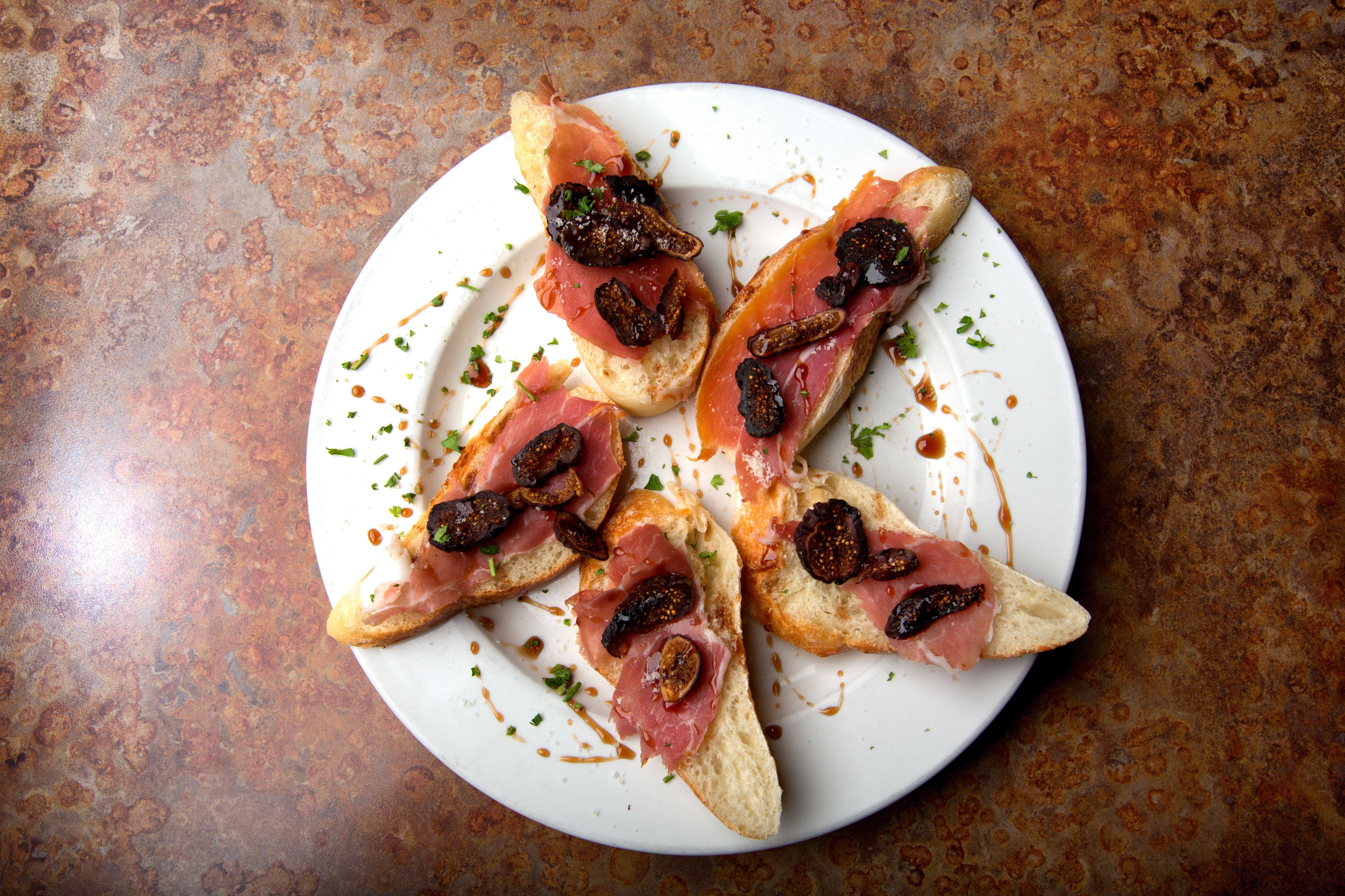 fig prosciutto crostini
