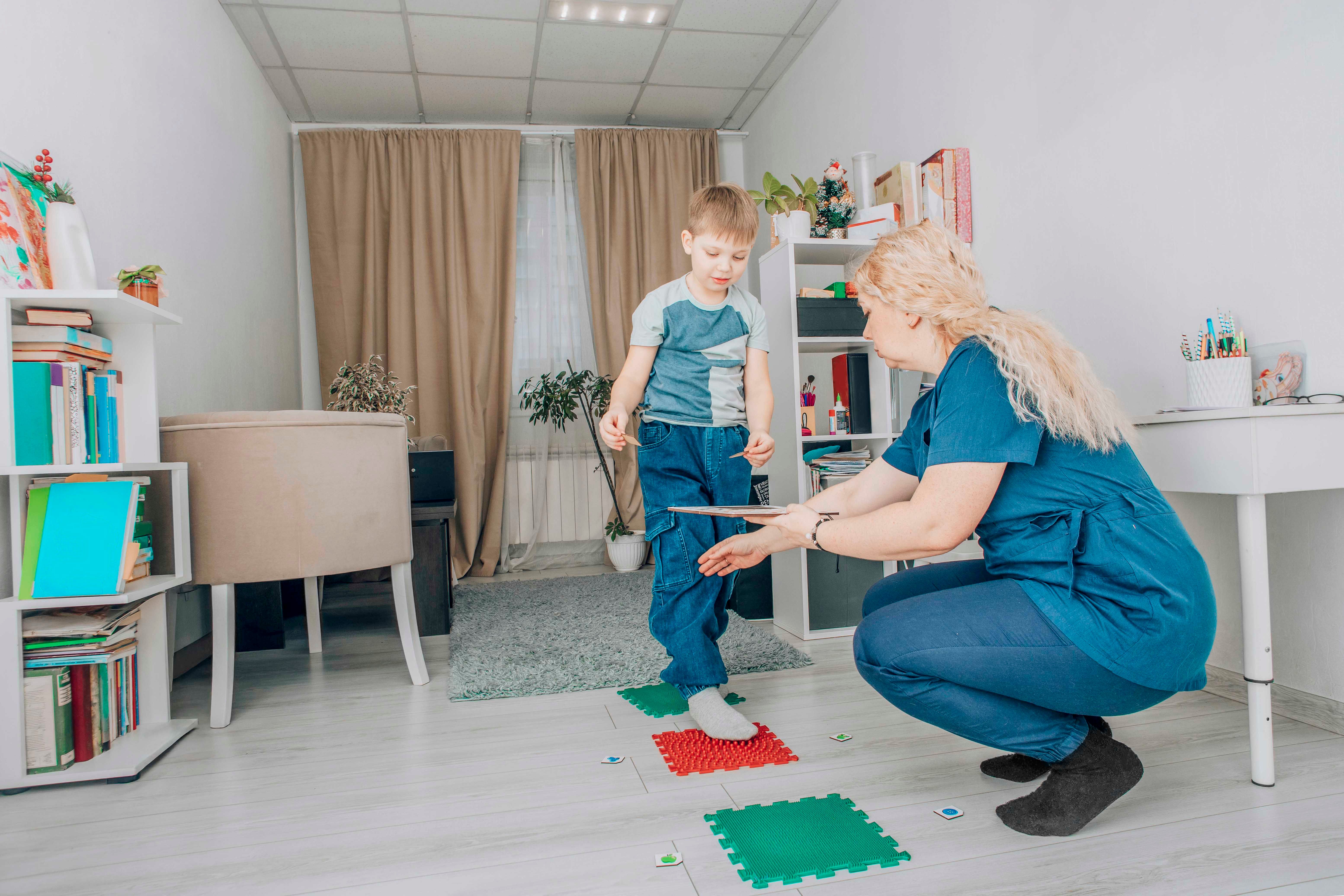 Обстеження дефектолога для оцінки розвитку дитини перед початком корекційних занять