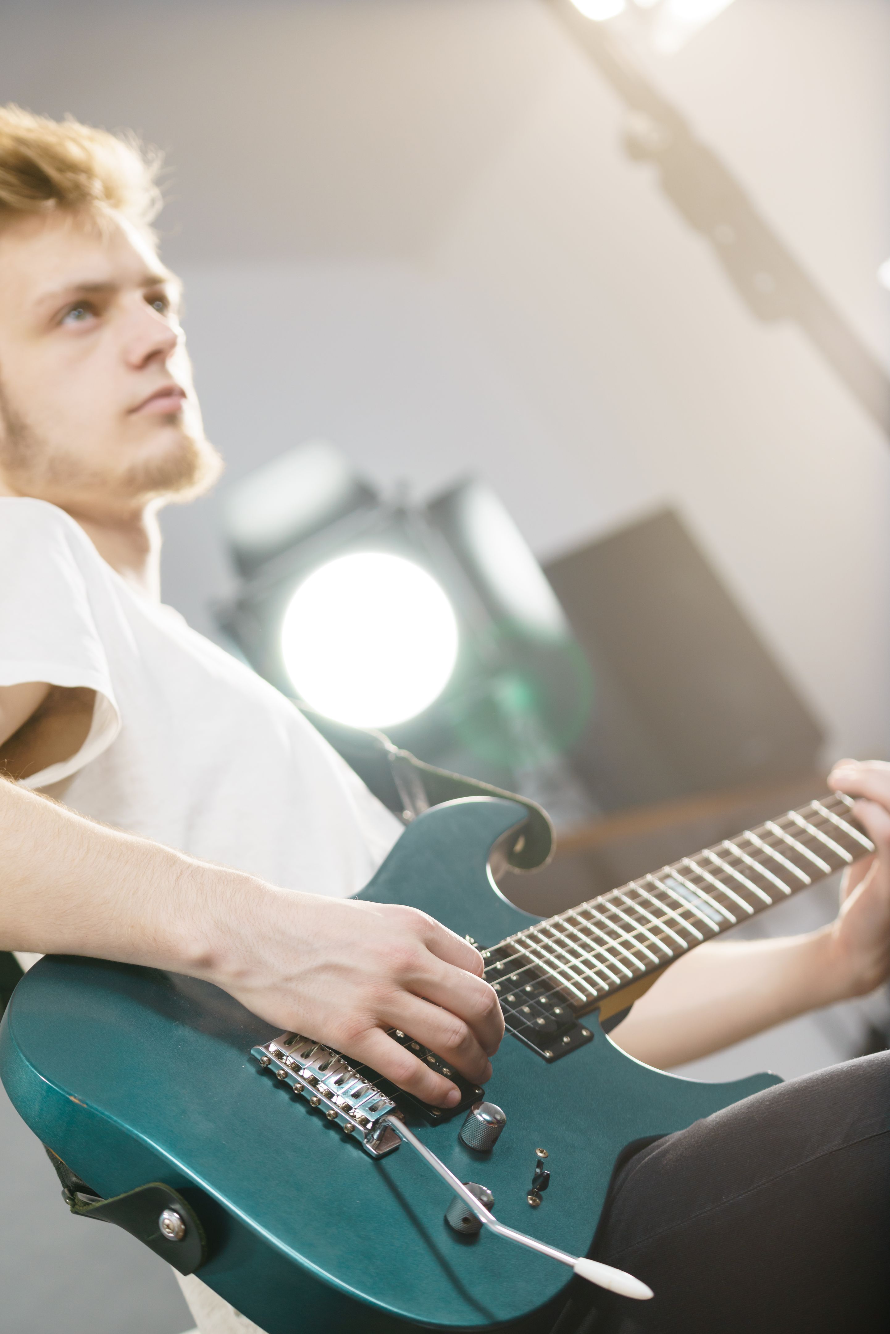 guitarrista practicando