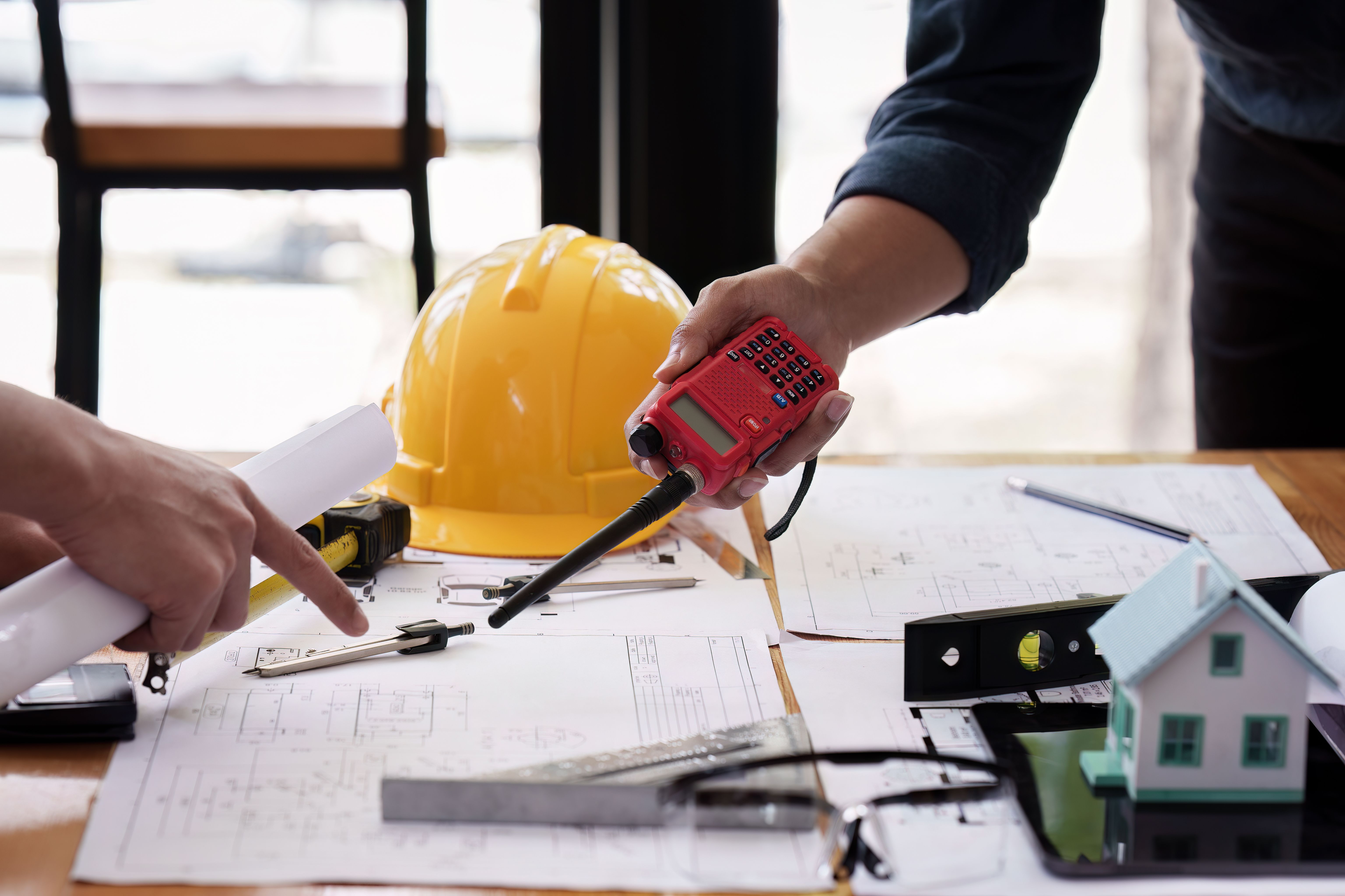 Architetto e ingegnere che lavora con progetti per il piano architettonico, ingegnere che disegna un progetto di costruzione, concetto di energia verde