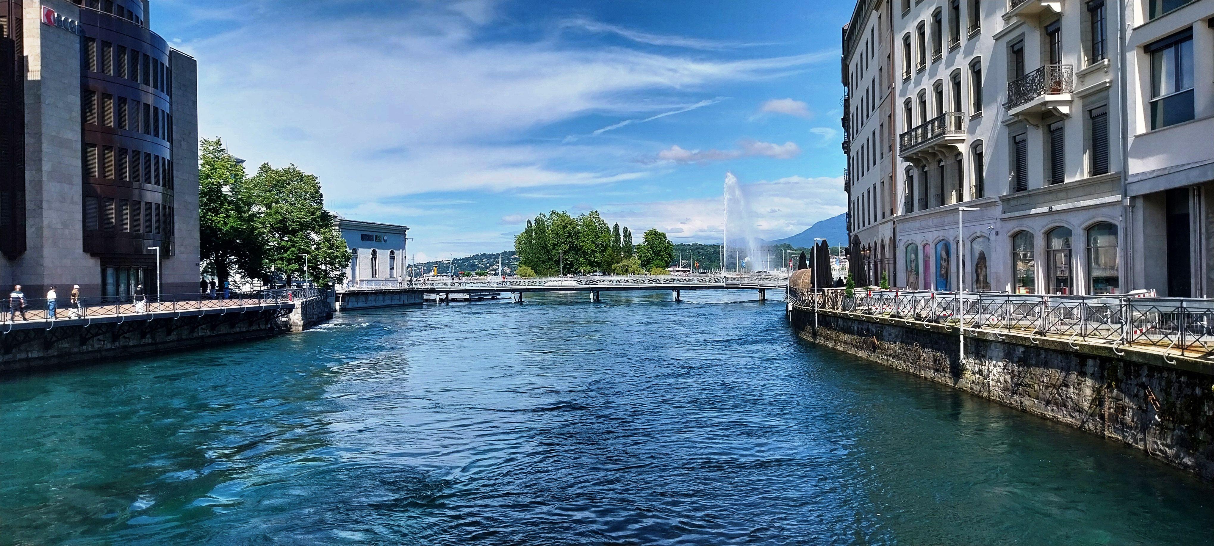 Rzeka Rodan i Jet d'Eau w tle.