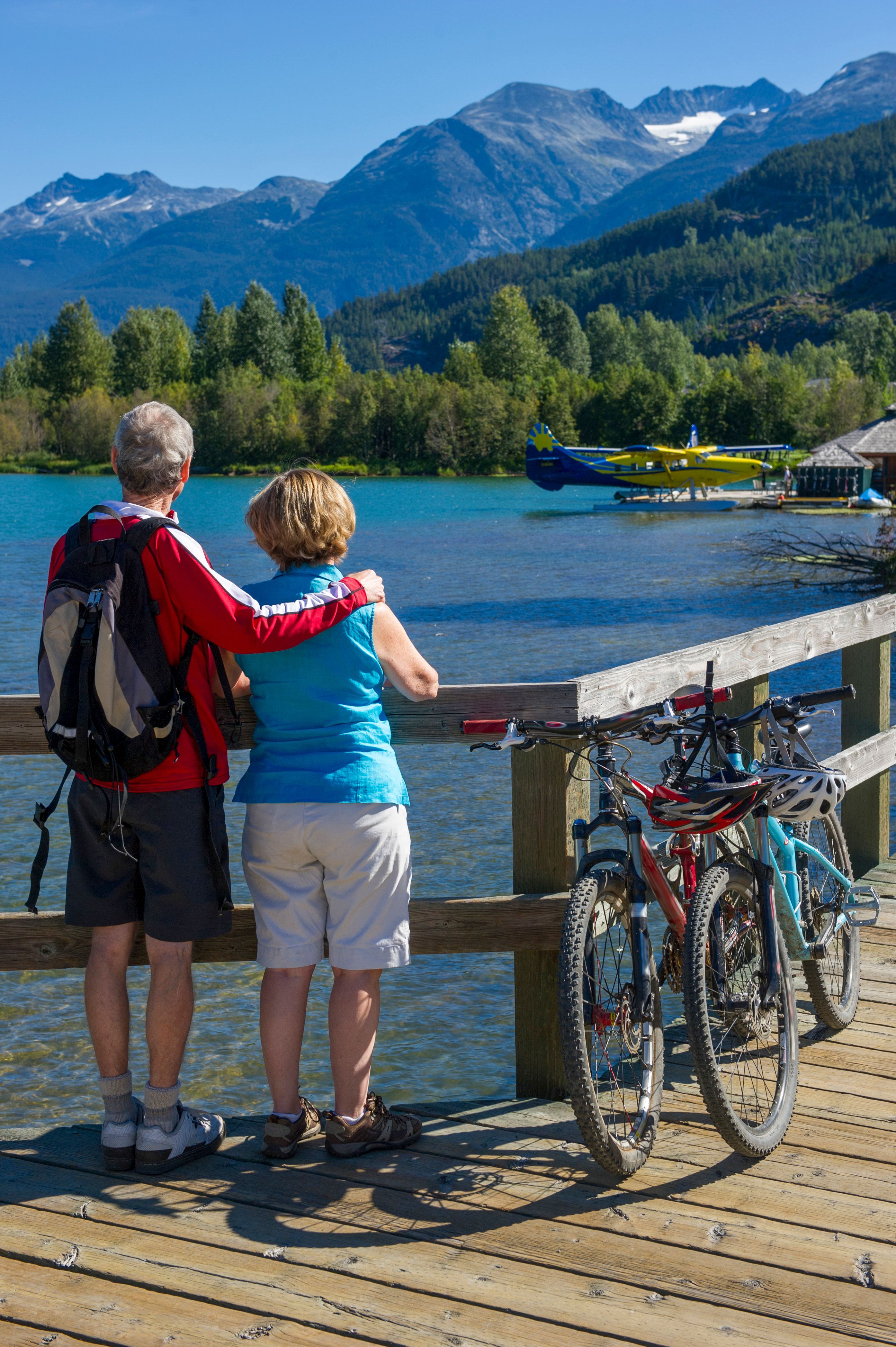 senior couple vehicle