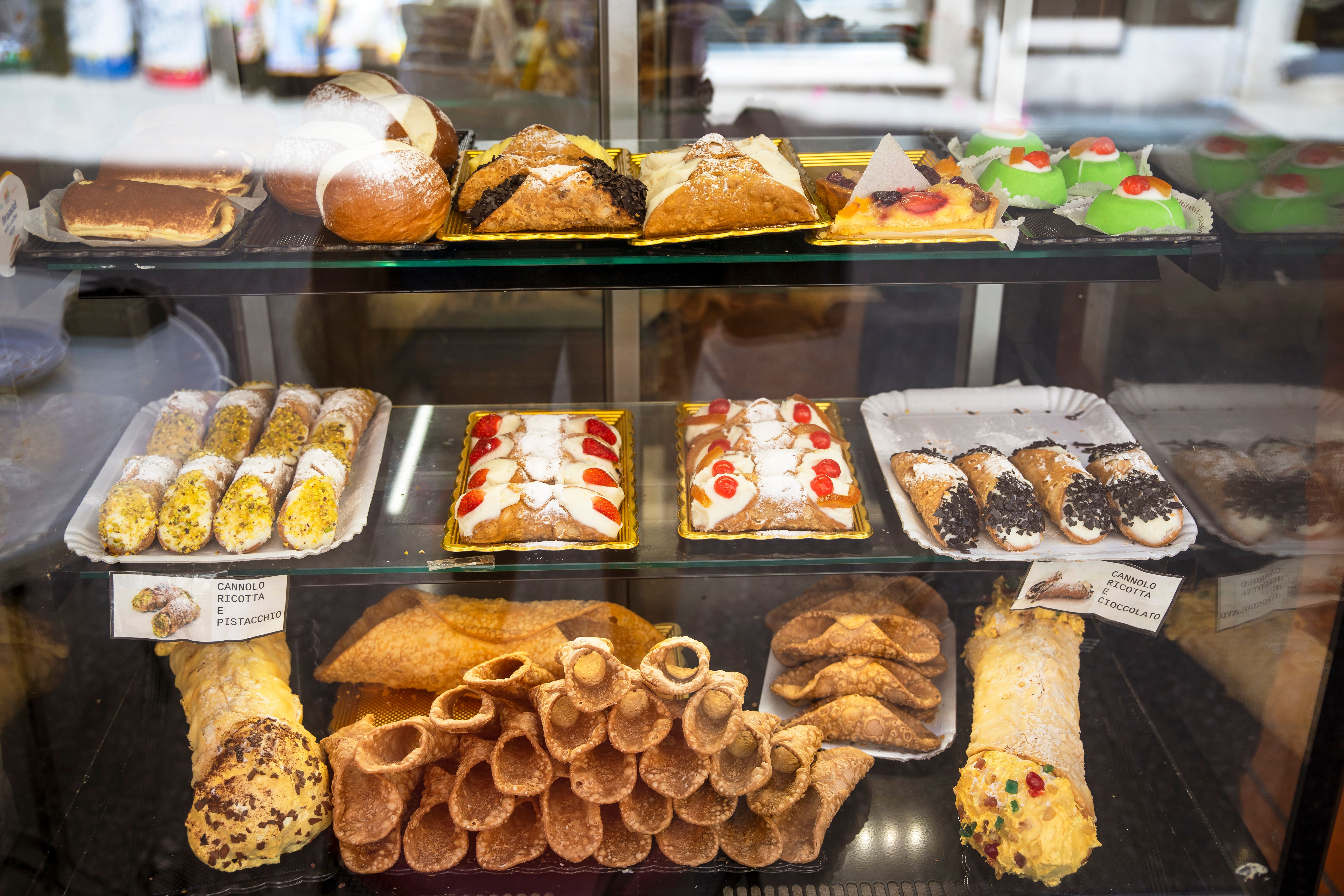 Cannoli dolci e altri dolci, dolce tipico siciliano in negozio