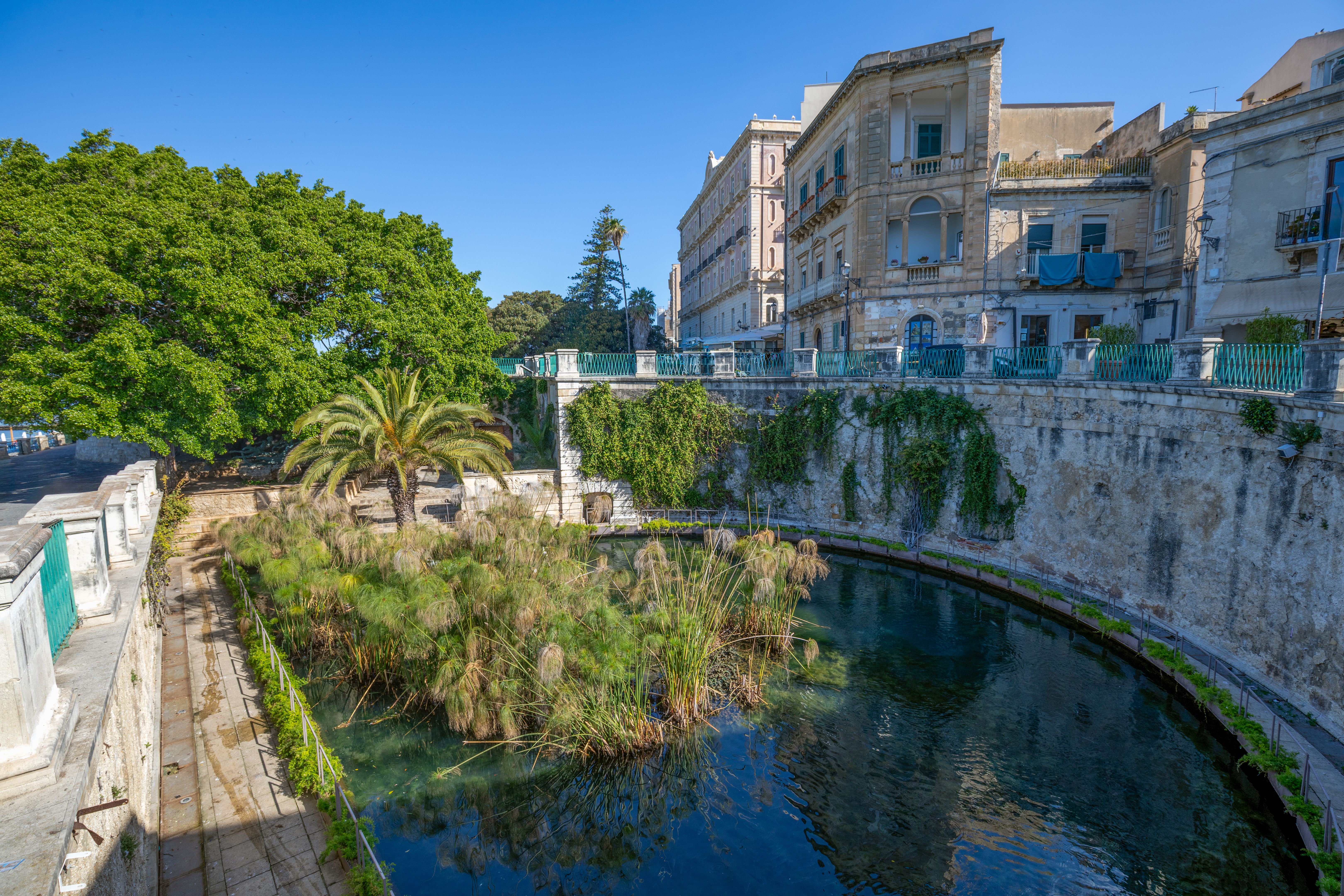 Emblematic fountain of Arethusa with papyri Emblematic fountain of Arethusa with papyri