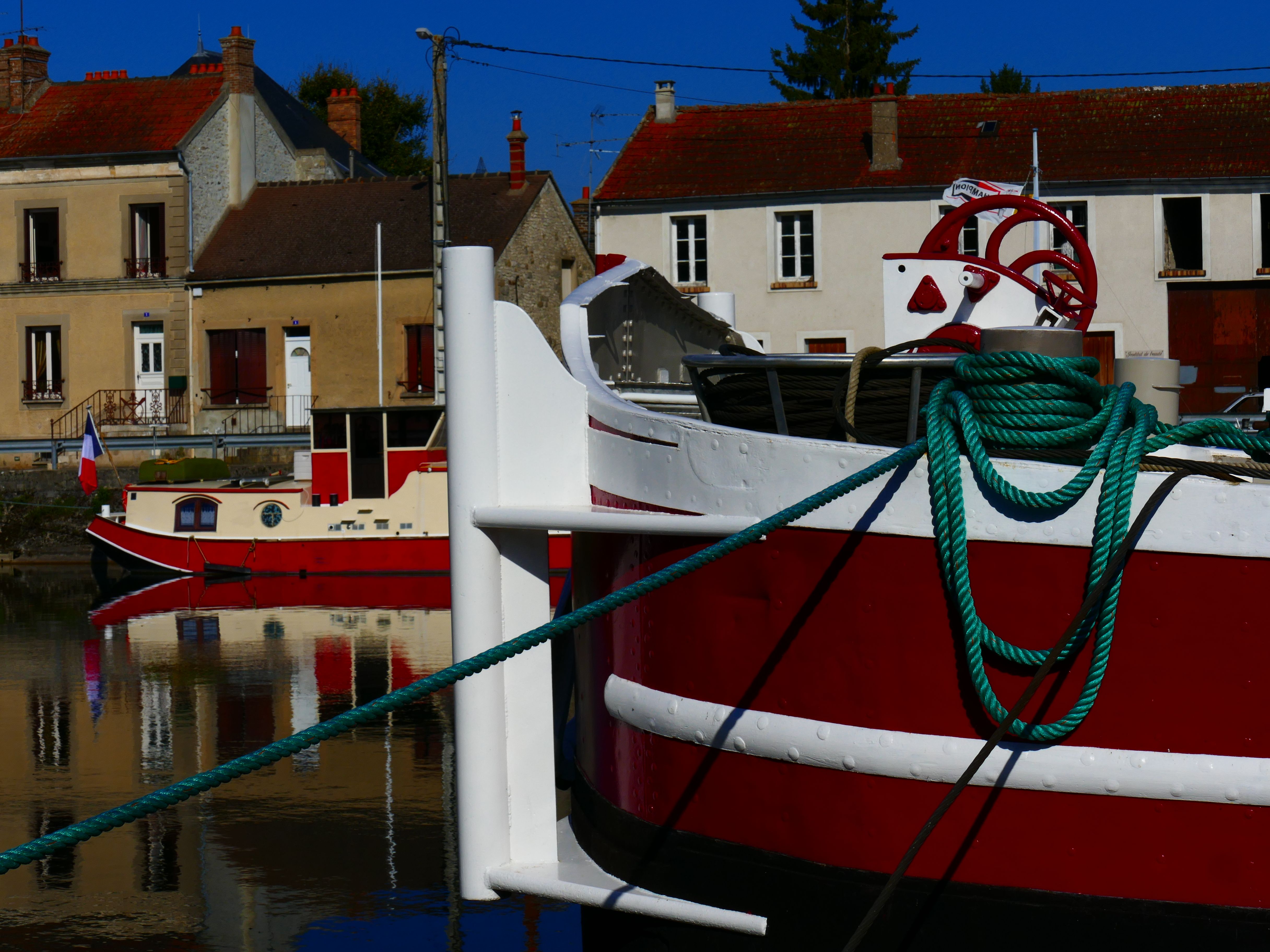 The barges in Saint Mammès, France The barges in Saint Mammès, France