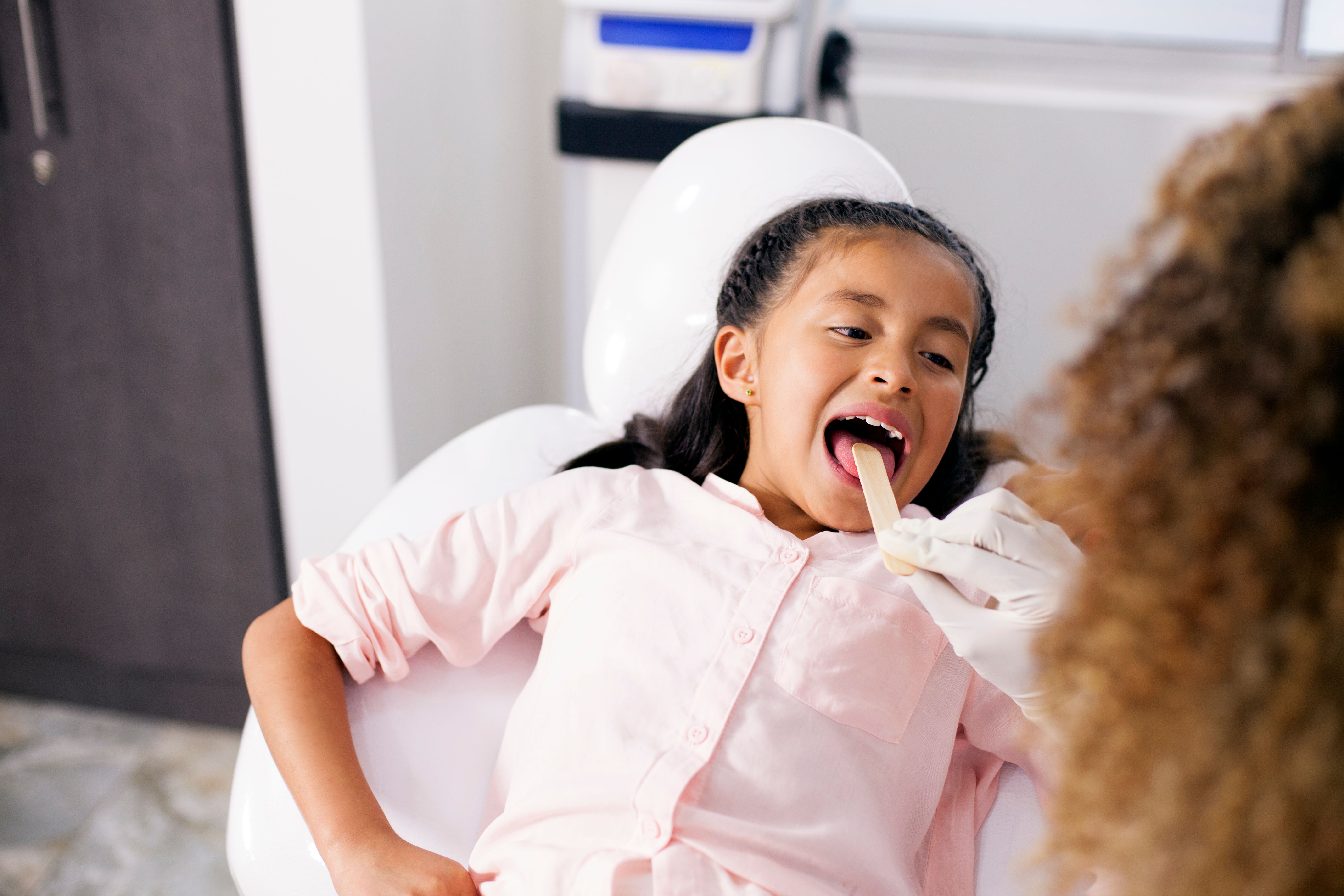 Doctora mujer revisando a una chica Doctora mujer revisando a una chica