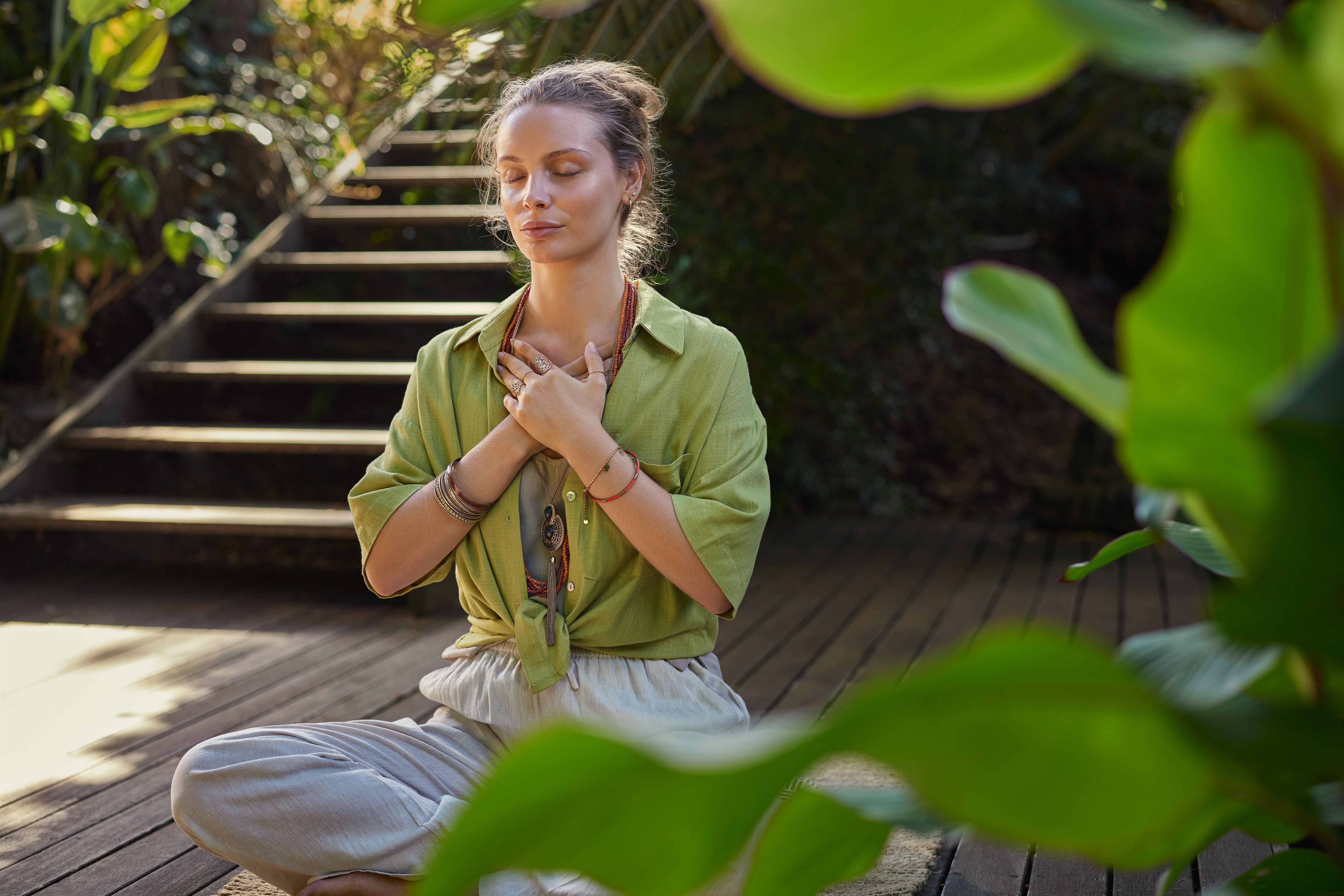 Joven hermosa mujer meditando en retiro