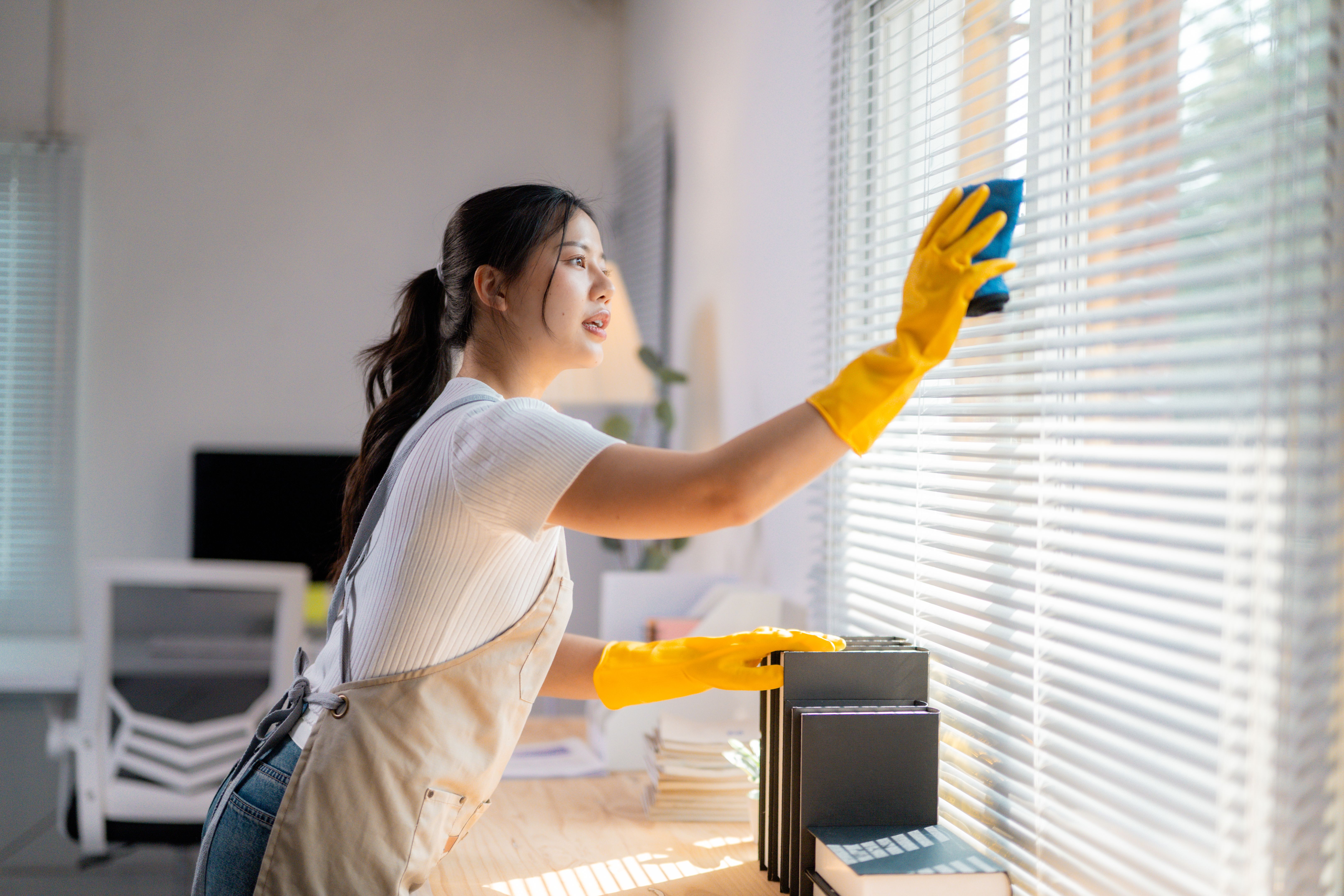 cleaning blinds