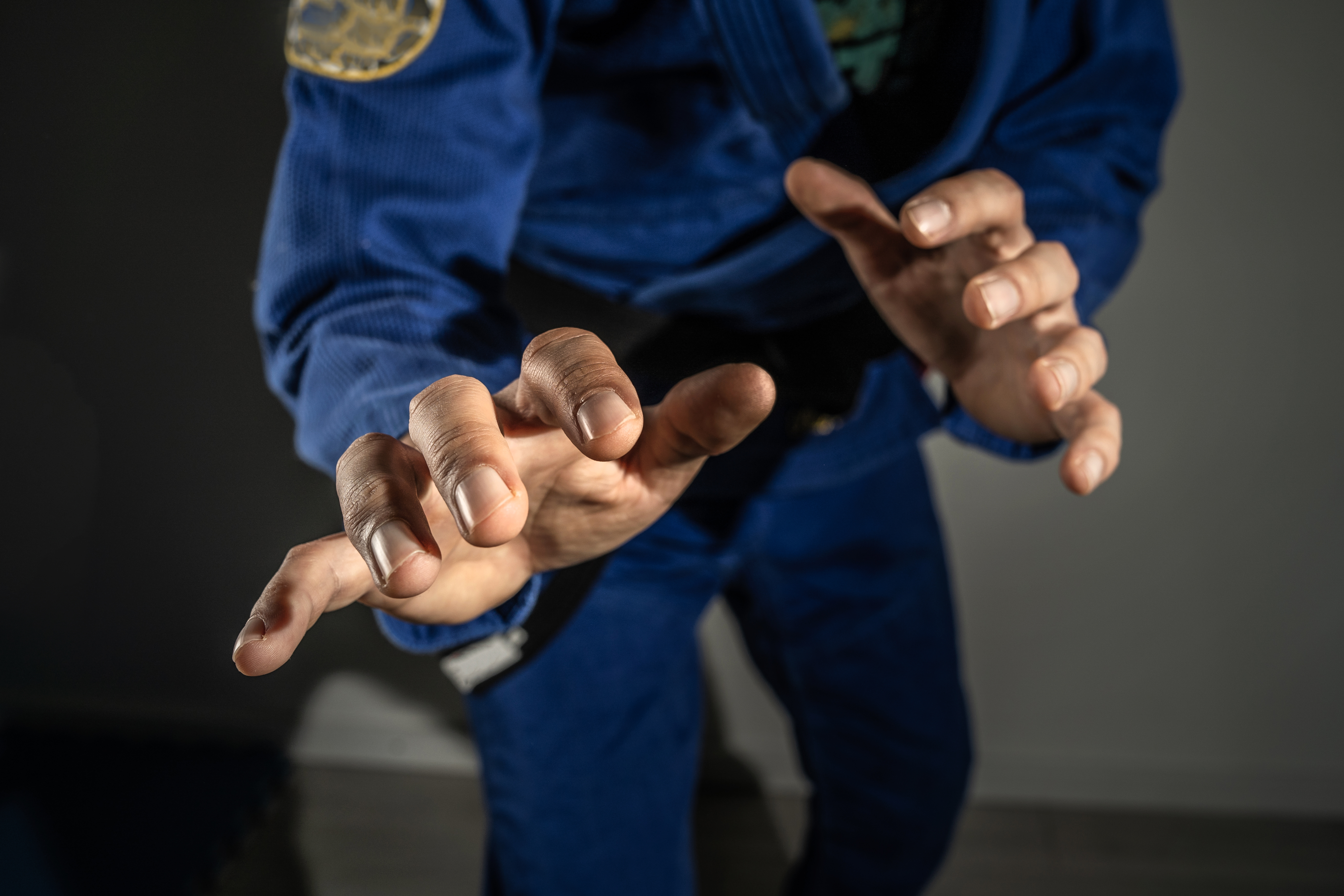 De perto nas mãos de desconhecido jiu jitsu brasileiro bjj ou judô grappler em posição de luta - visão frontal conceito de treinamento de artes marciais do meio De perto nas mãos de desconhecido jiu jitsu brasileiro bjj ou judô grappler em posição de luta - visão frontal conceito de treinamento de artes marciais do meio