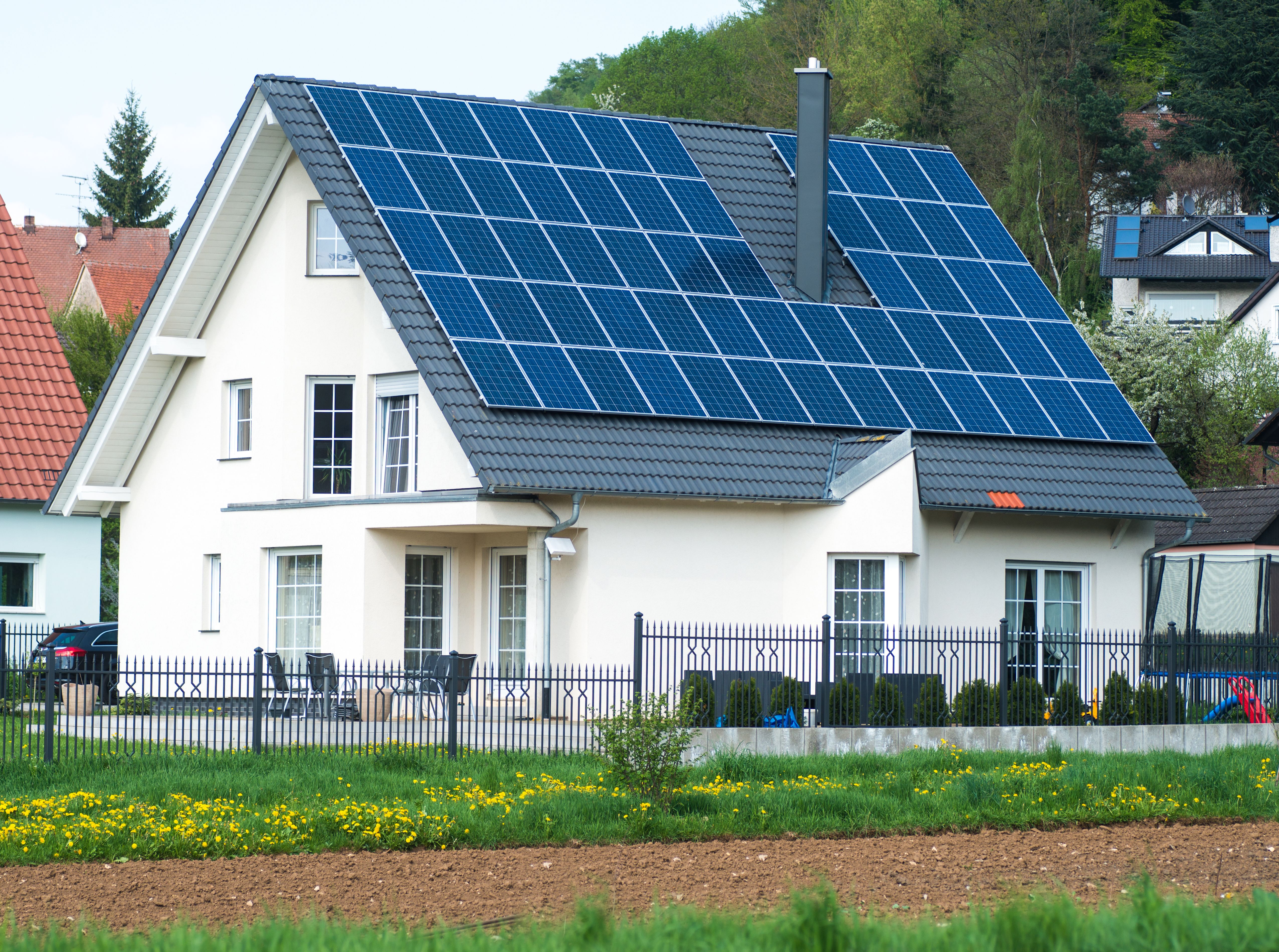 real estate isolated home with garden mit Solardachflächen