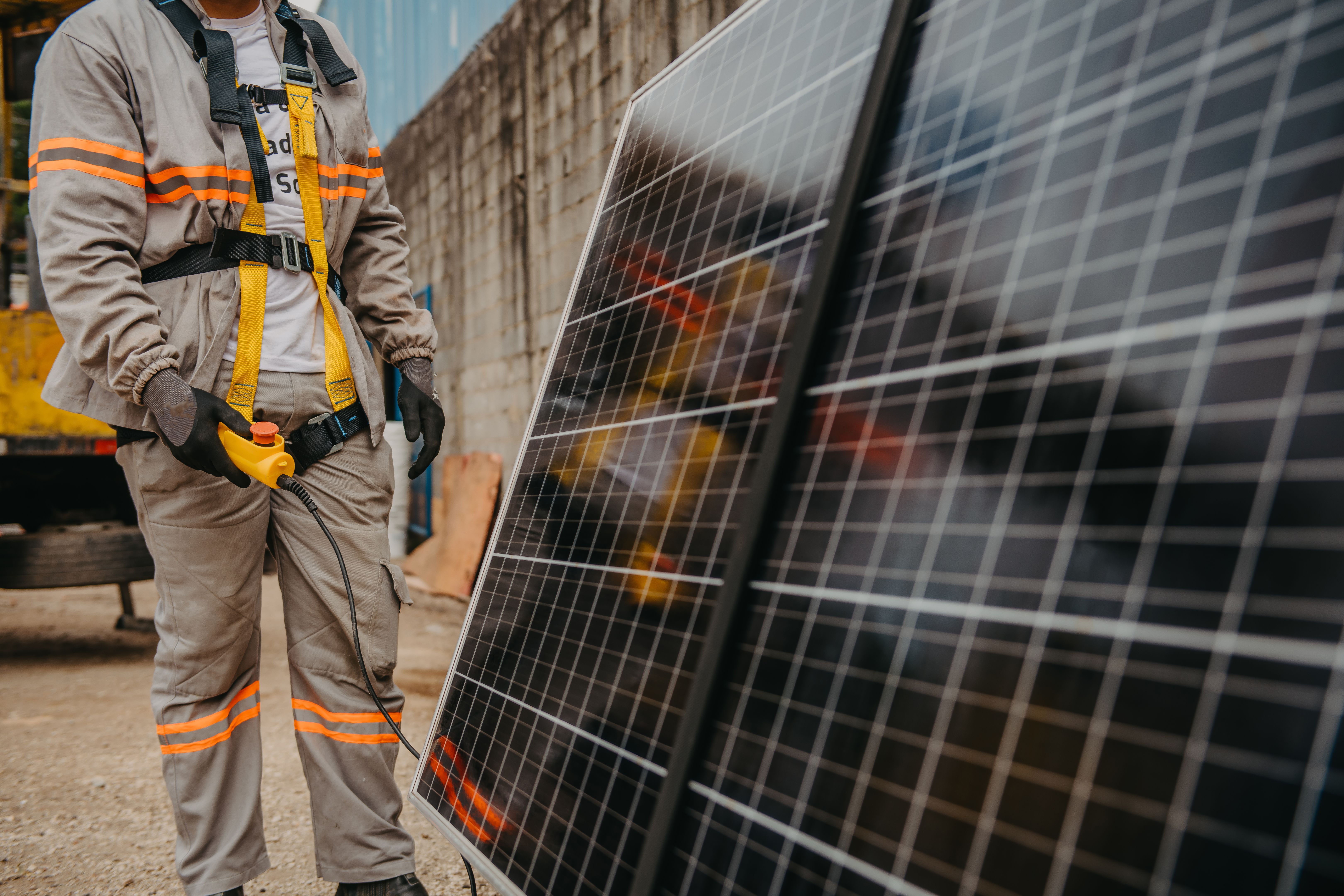 eletricista trabalhando