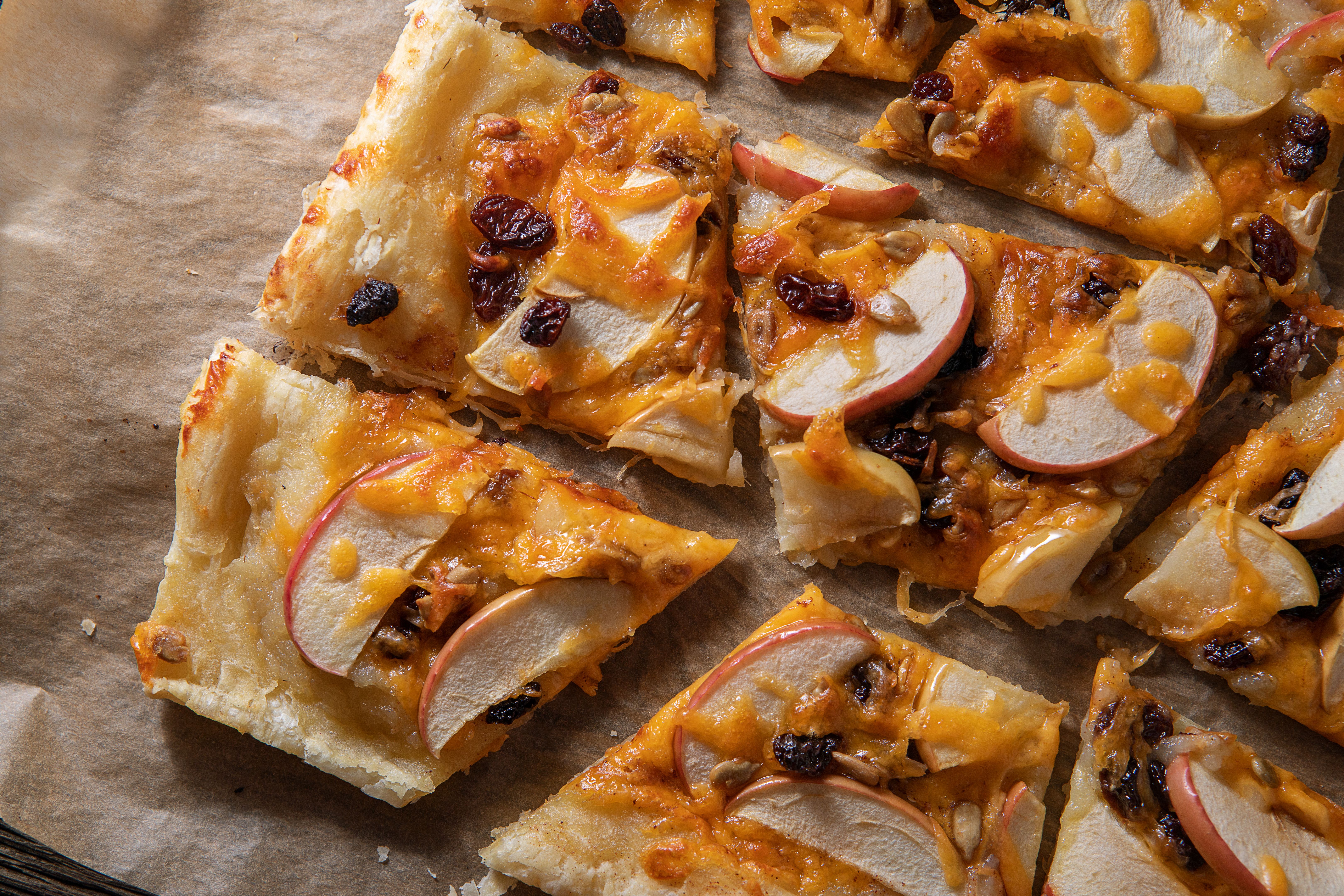 apple cheddar pizza